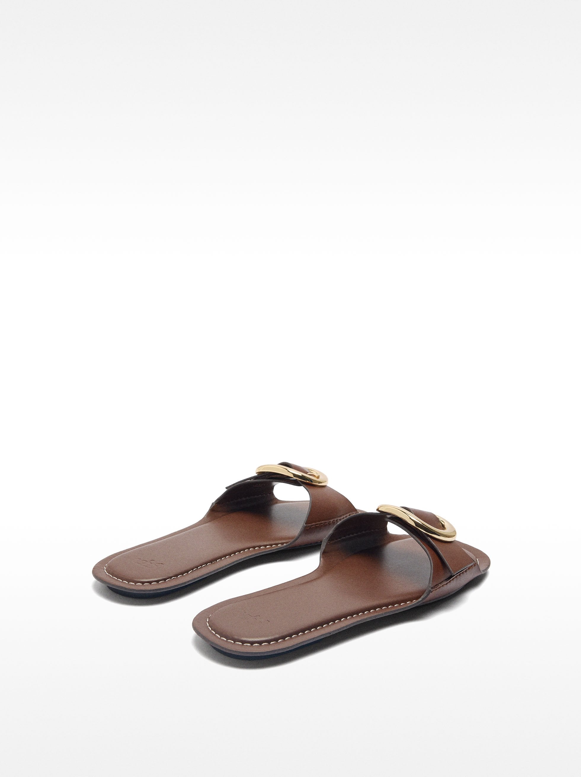 Sandalias Rasas Con Hebilla