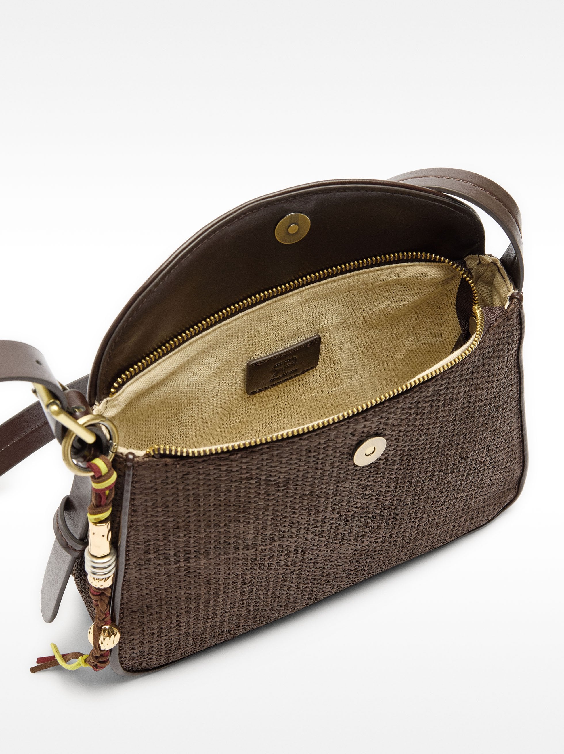 Bolso Bandolera De Efecto Rafia Con Solapa