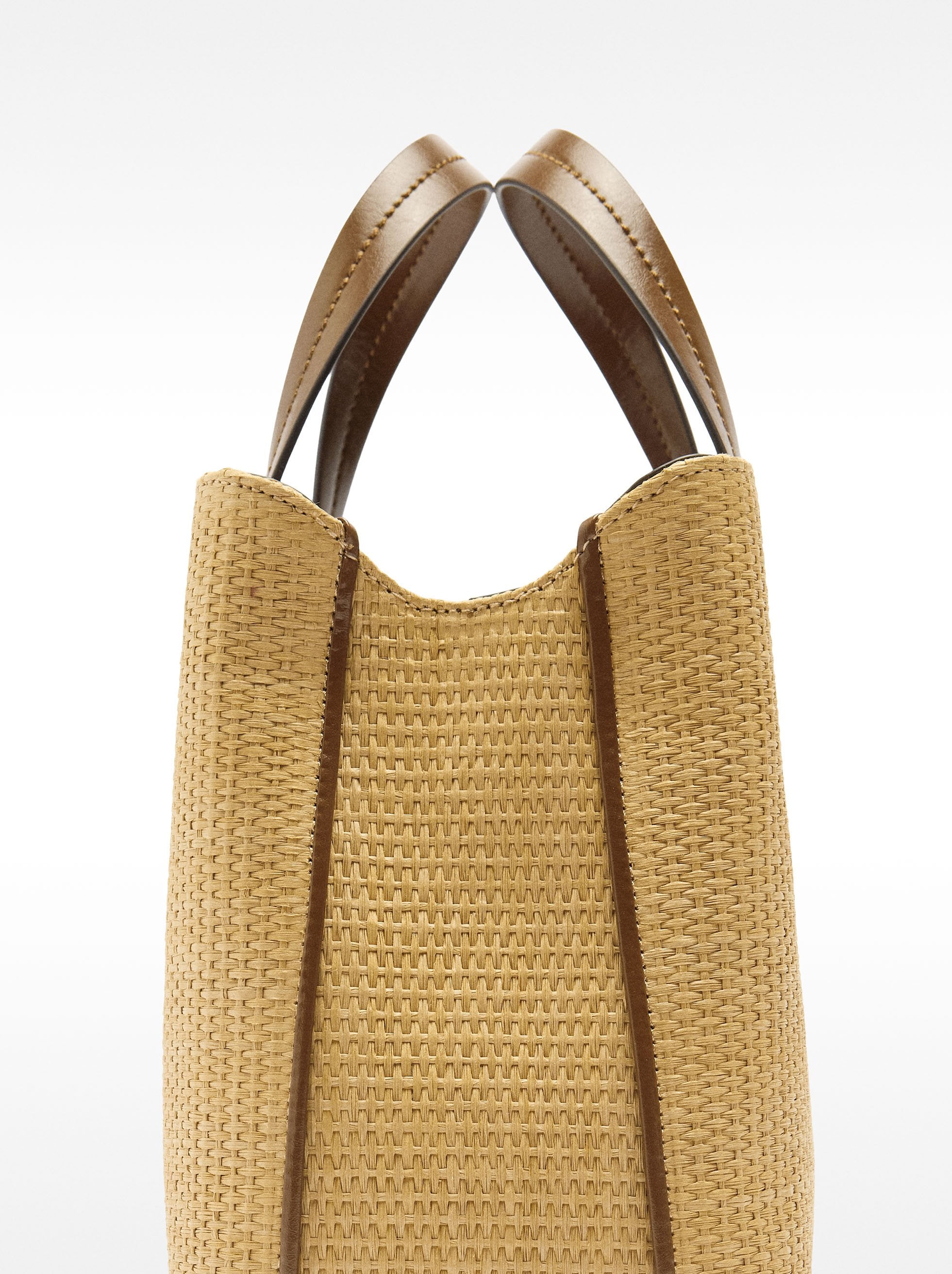 Bolso Tote De Efecto Rafia Con Colgante