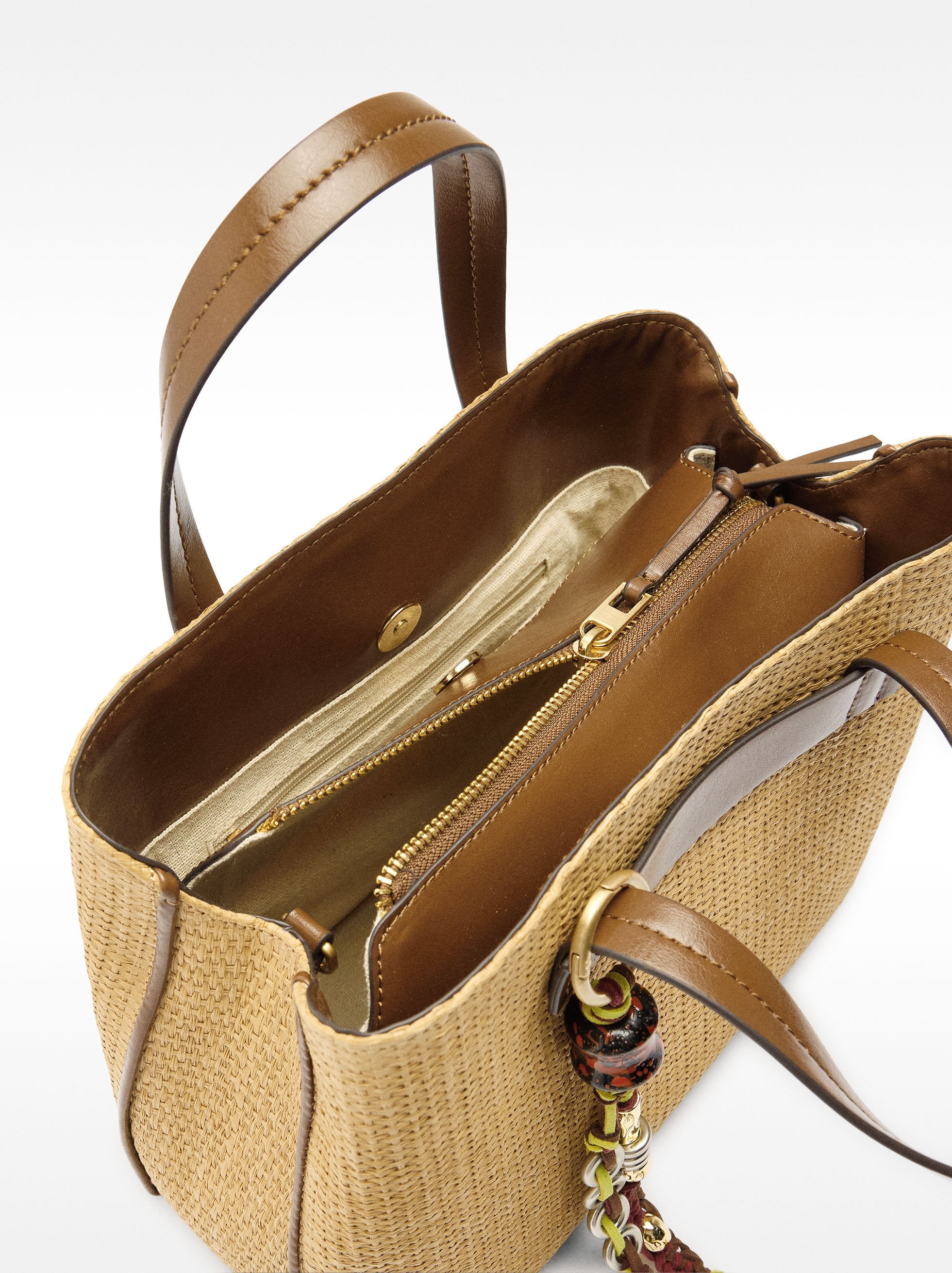 Bolso Tote De Efecto Rafia Con Colgante