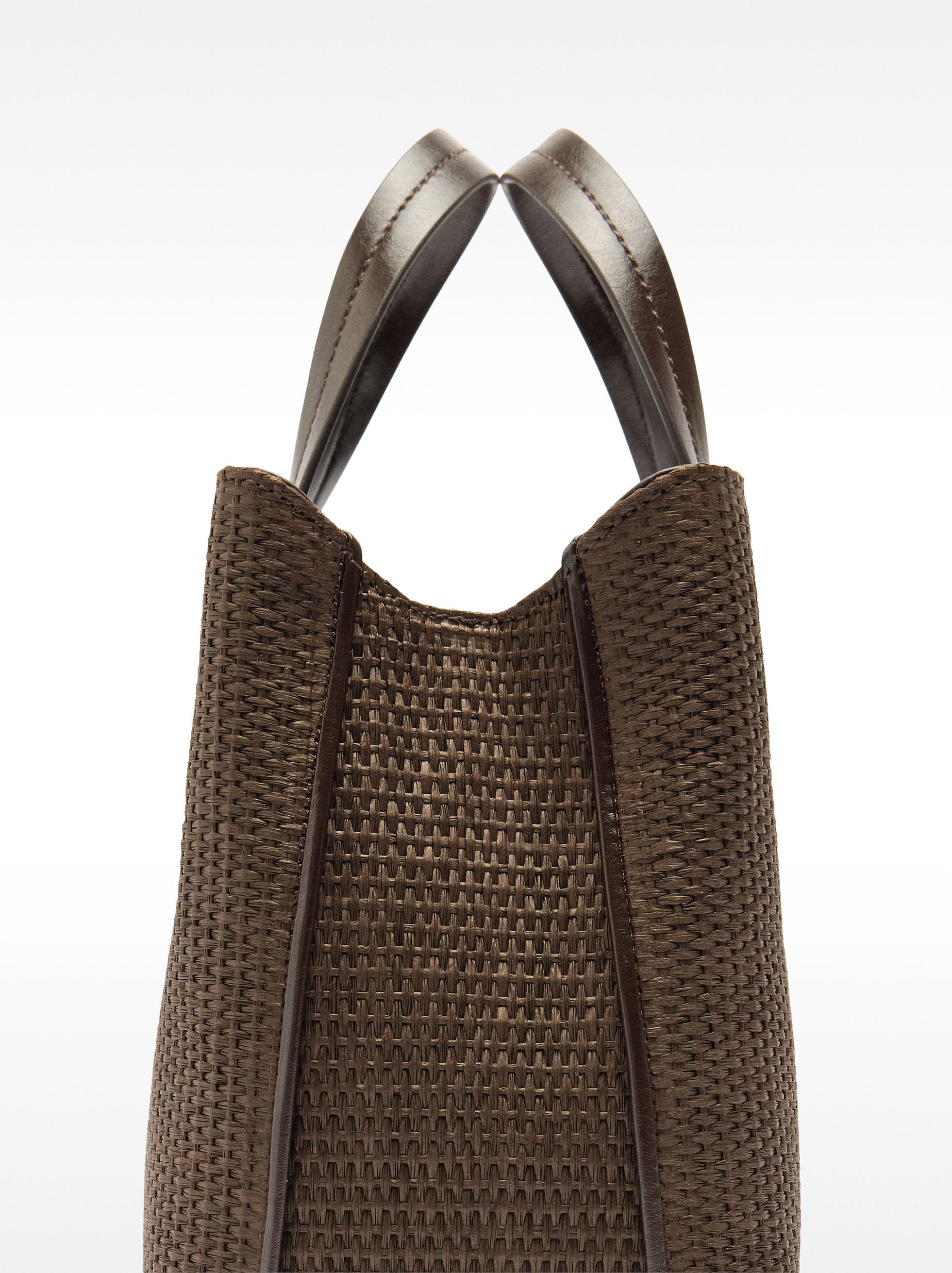 Bolso Tote De Efecto Rafia Con Colgante