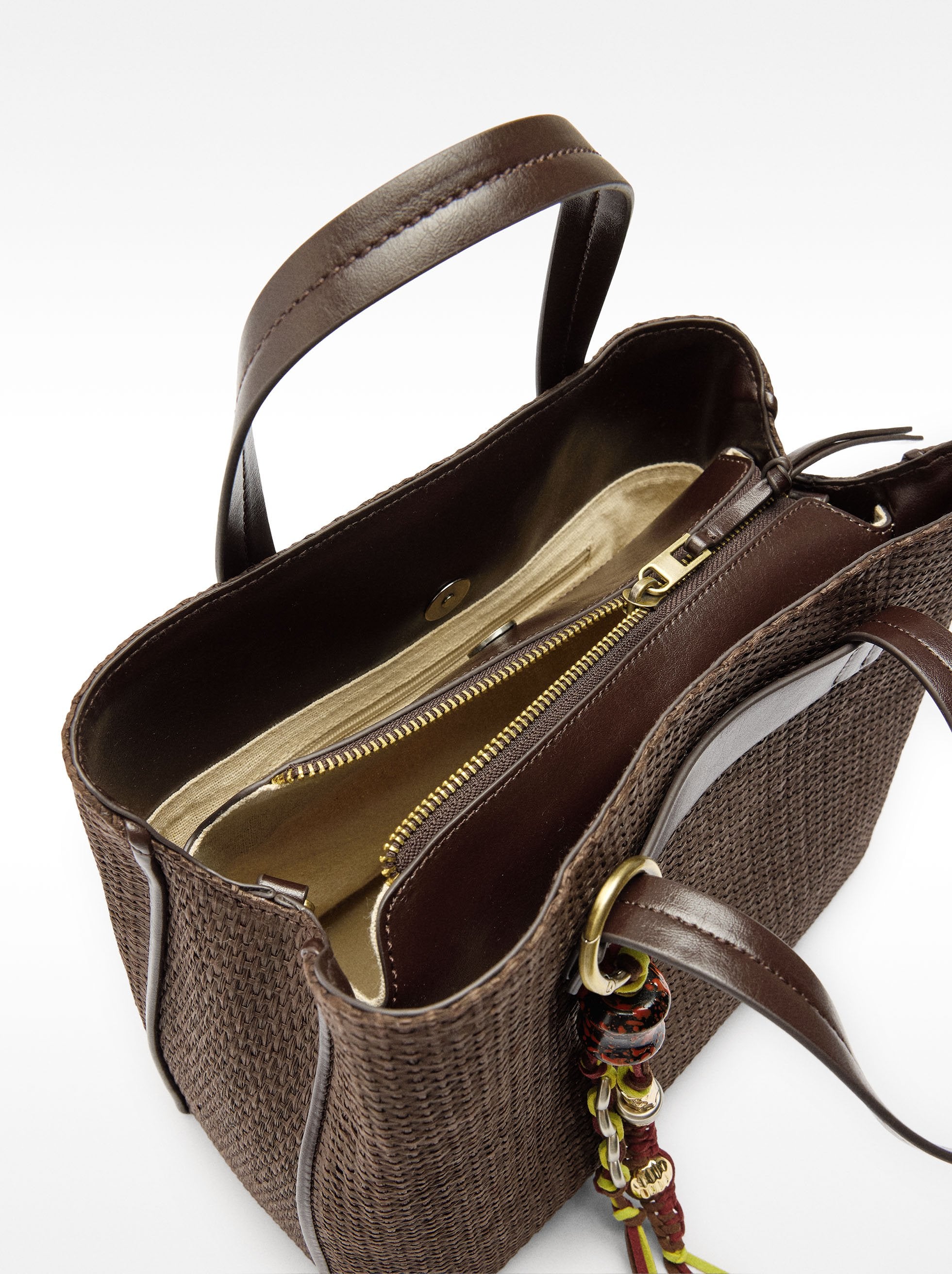 Bolso Tote De Efecto Rafia Con Colgante