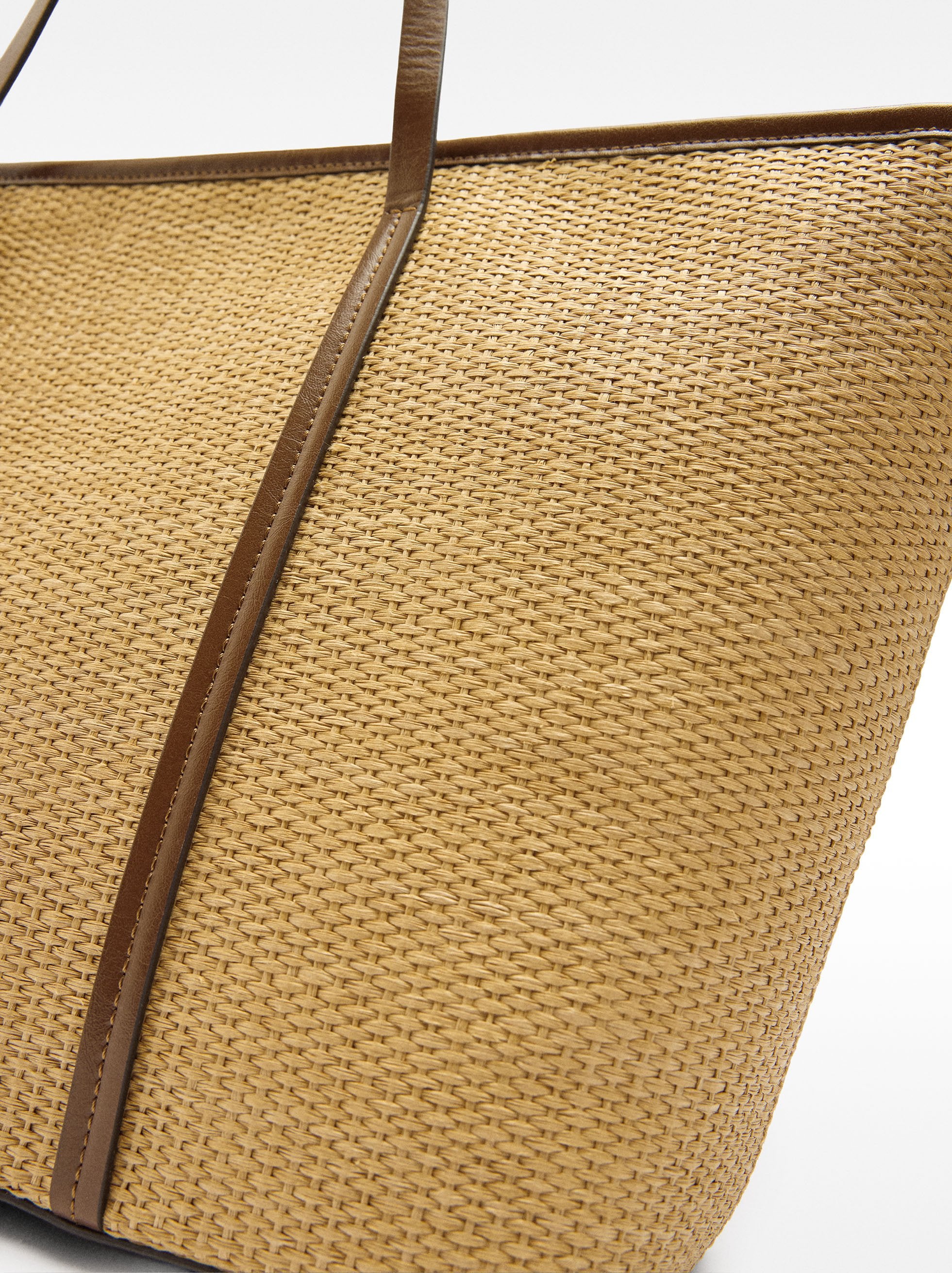 Bolso Shopper De Efecto Rafia Con Colgante