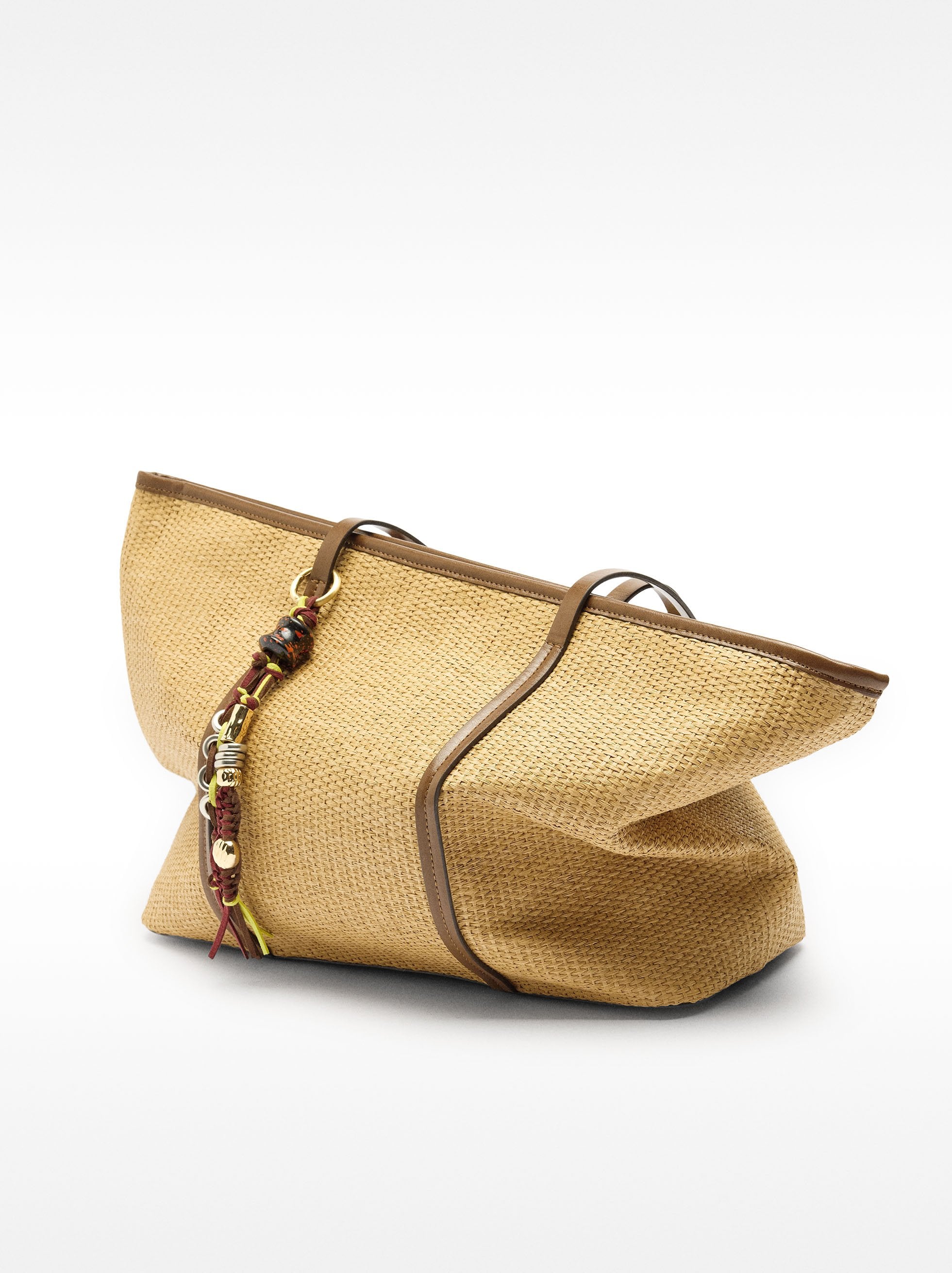 Bolso Shopper De Efecto Rafia Con Colgante