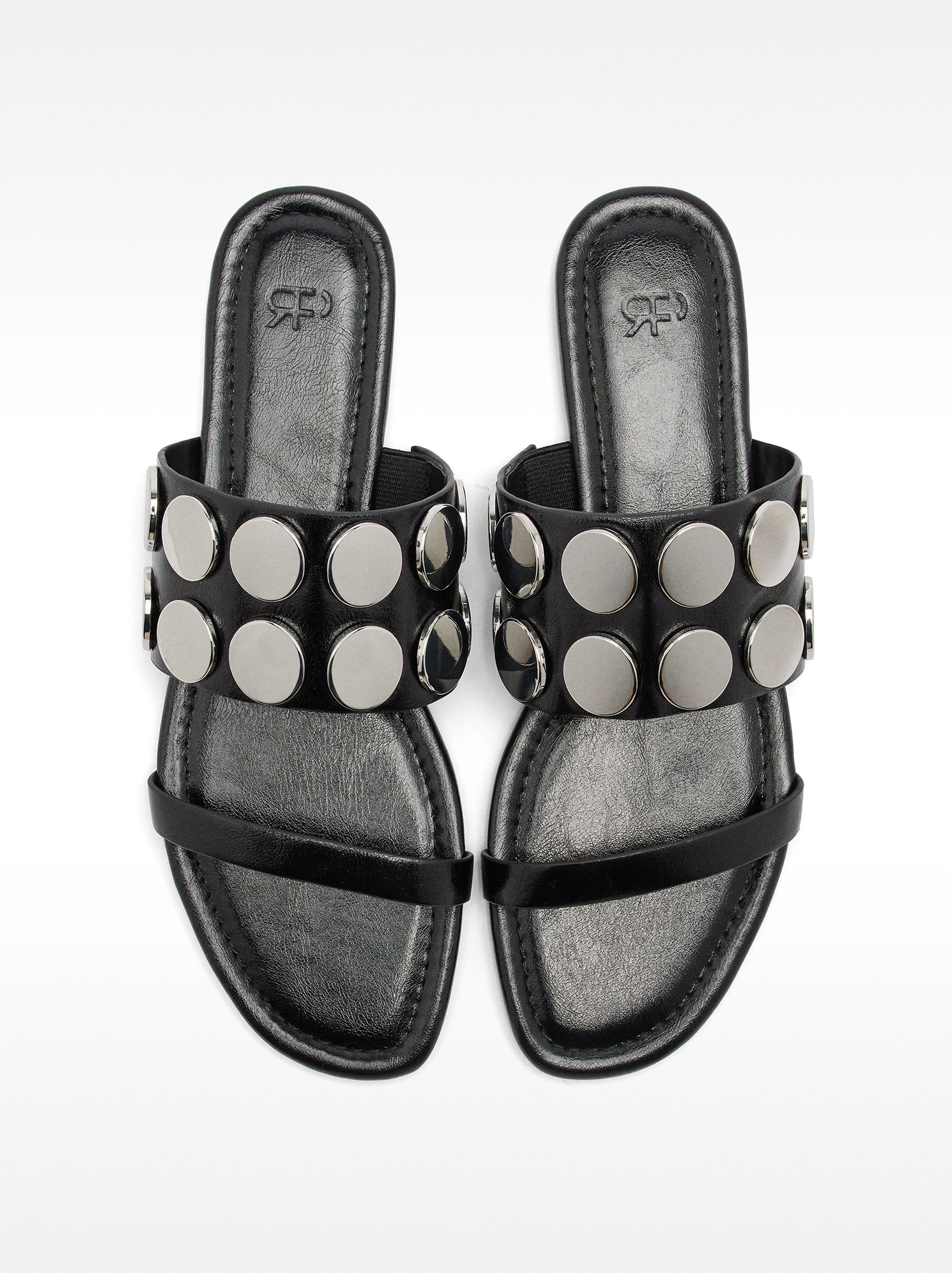 Sandalias Rasas Con Detalles Metálicos