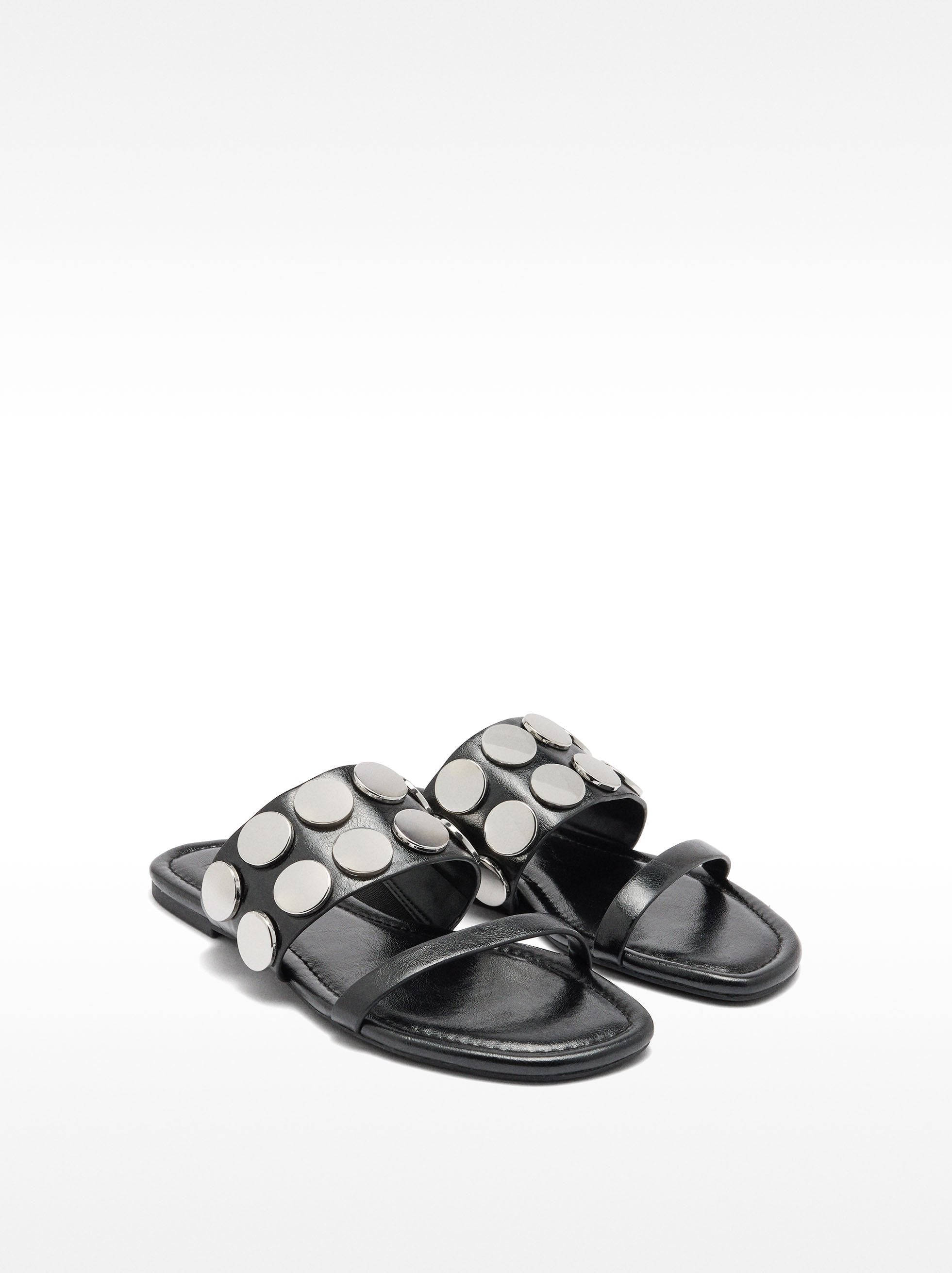 Sandalias Rasas Con Detalles Metálicos