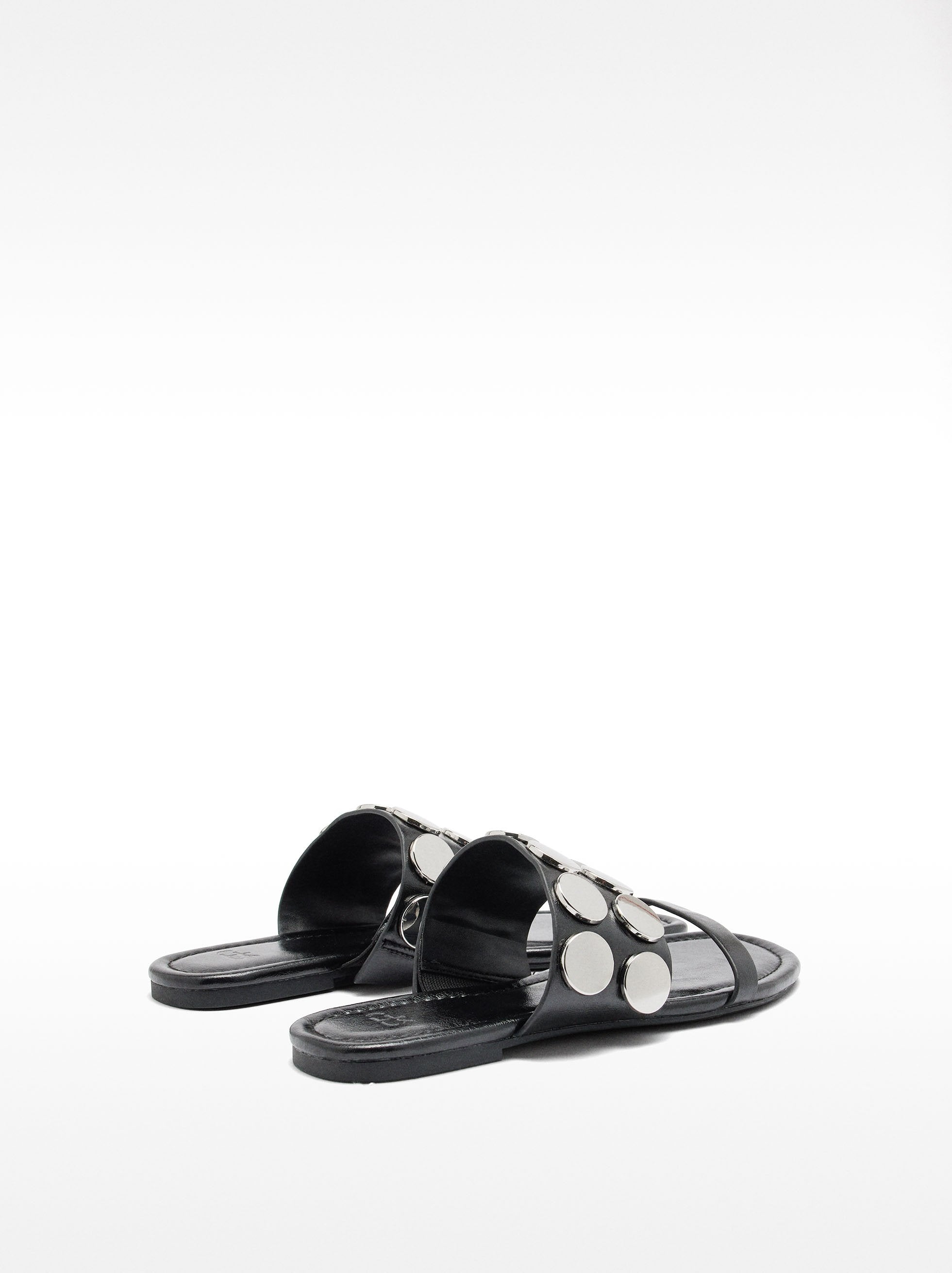 Sandalias Rasas Con Detalles Metálicos