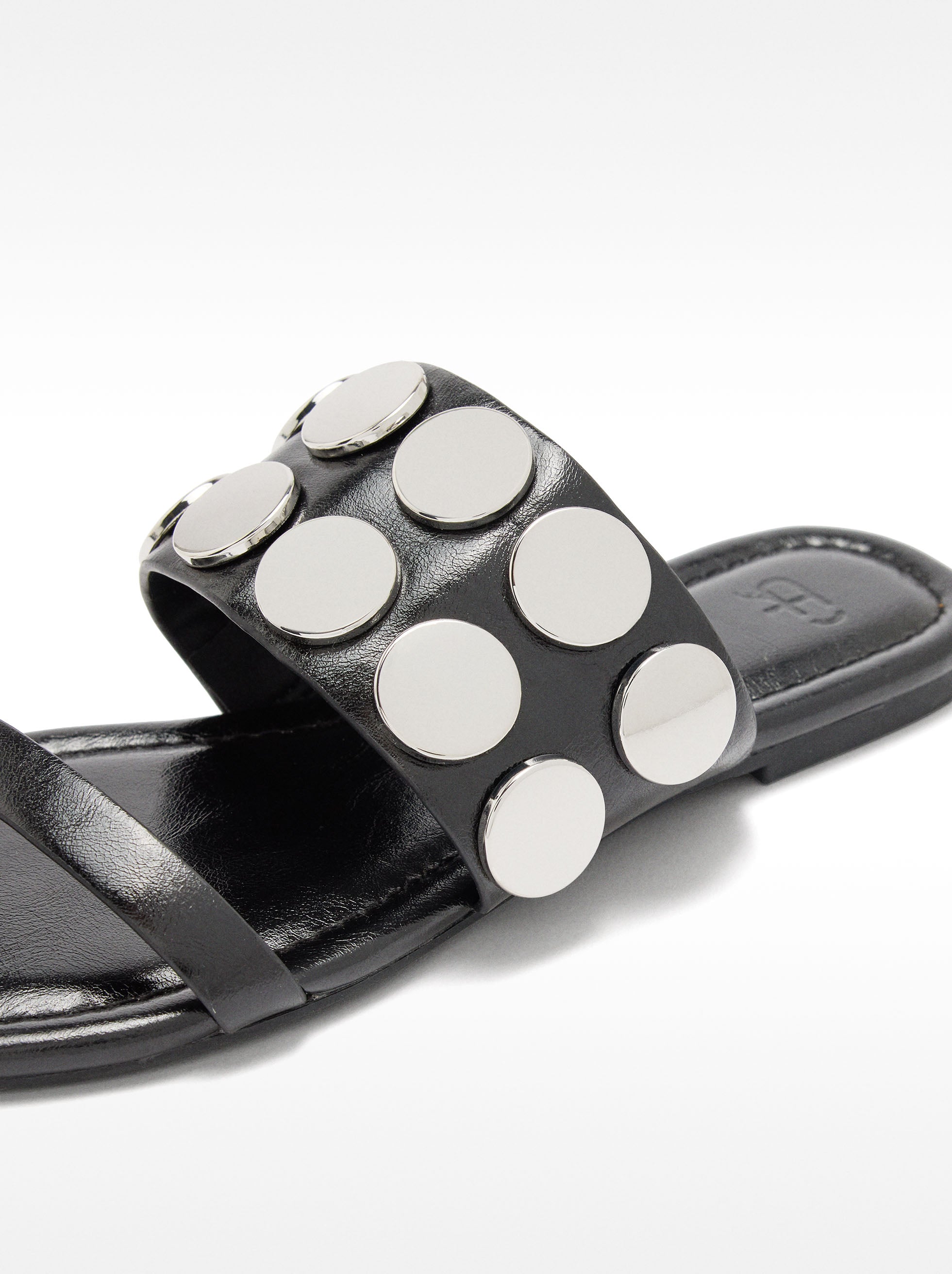 Sandalias Rasas Con Detalles Metálicos