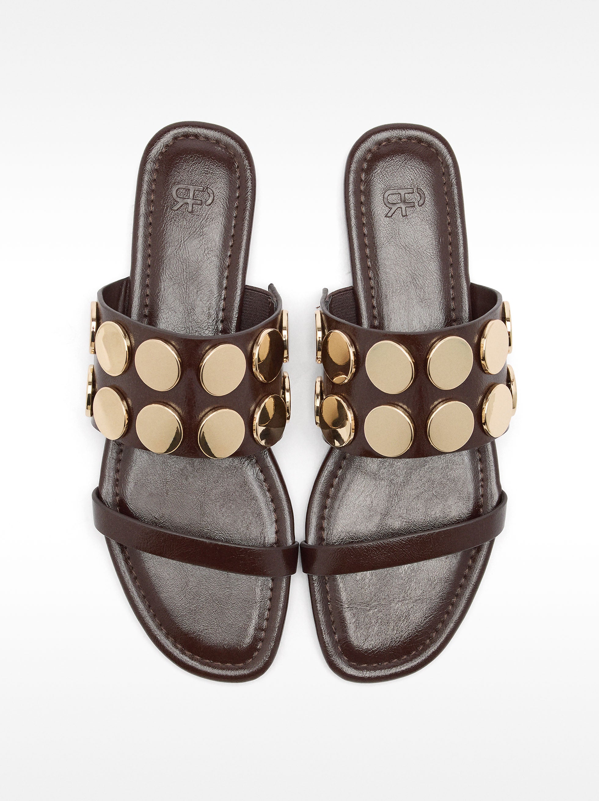 Sandalias Rasas Con Detalles Metálicos