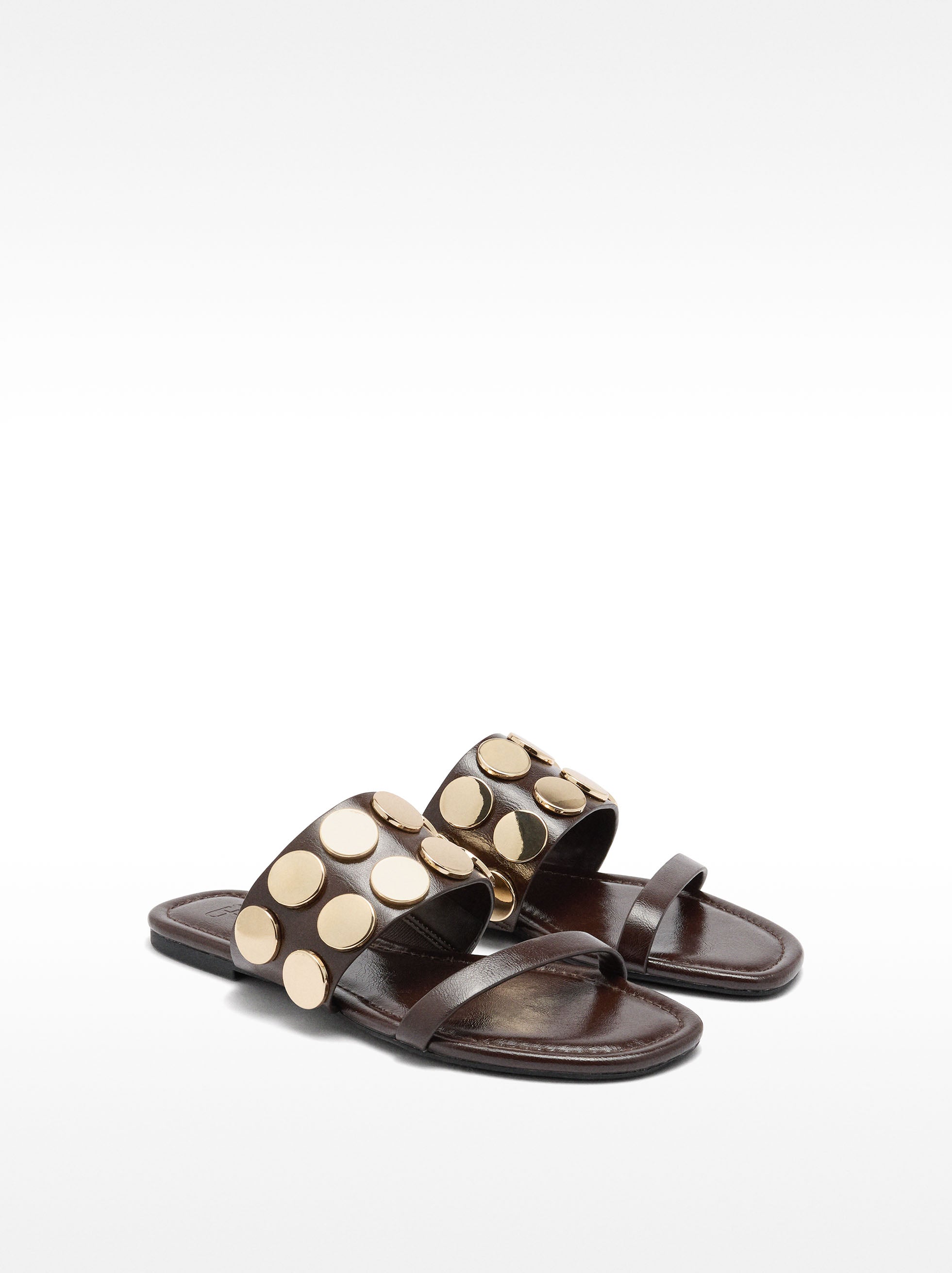 Sandalias Rasas Con Detalles Metálicos