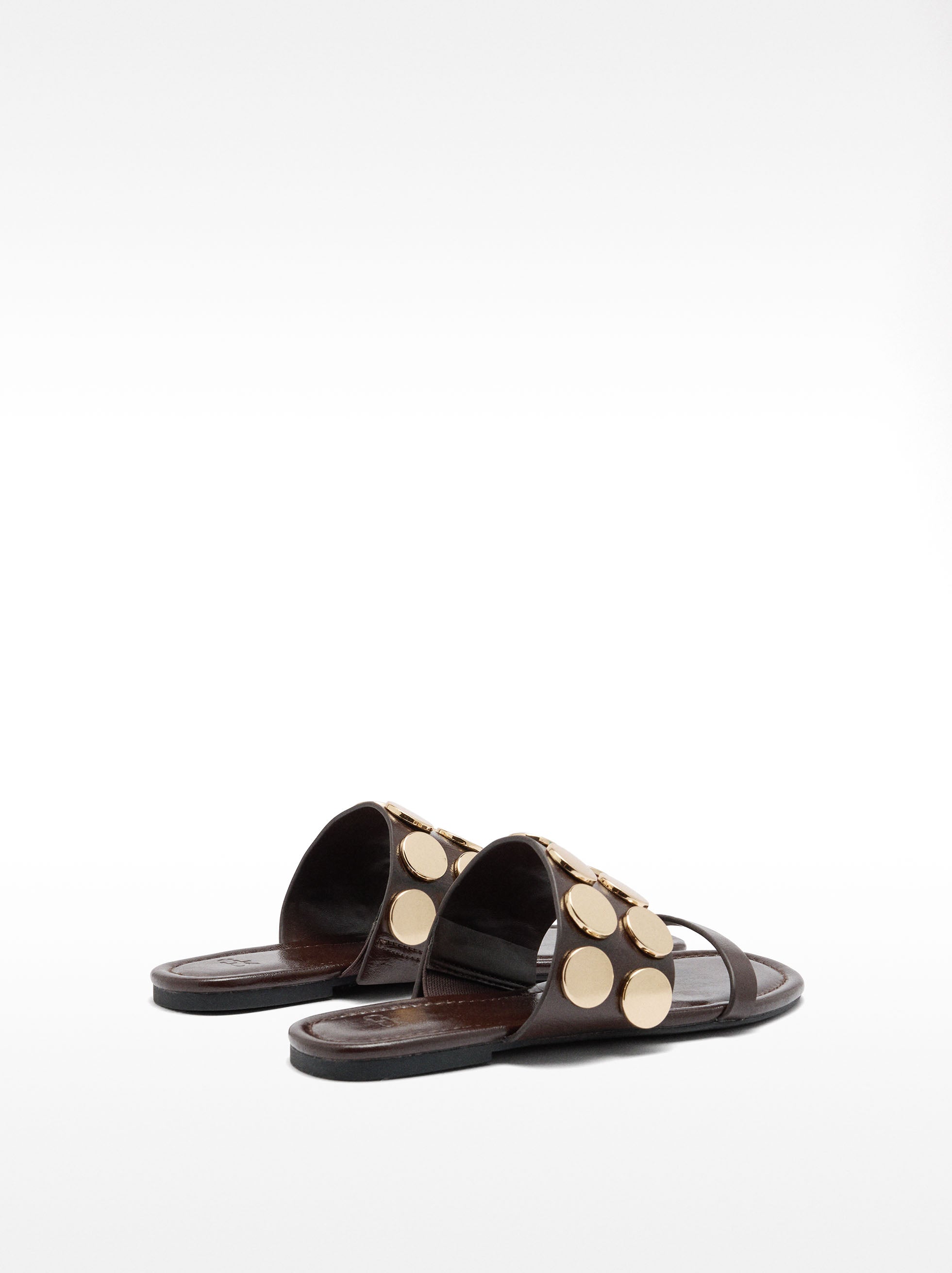 Sandalias Rasas Con Detalles Metálicos