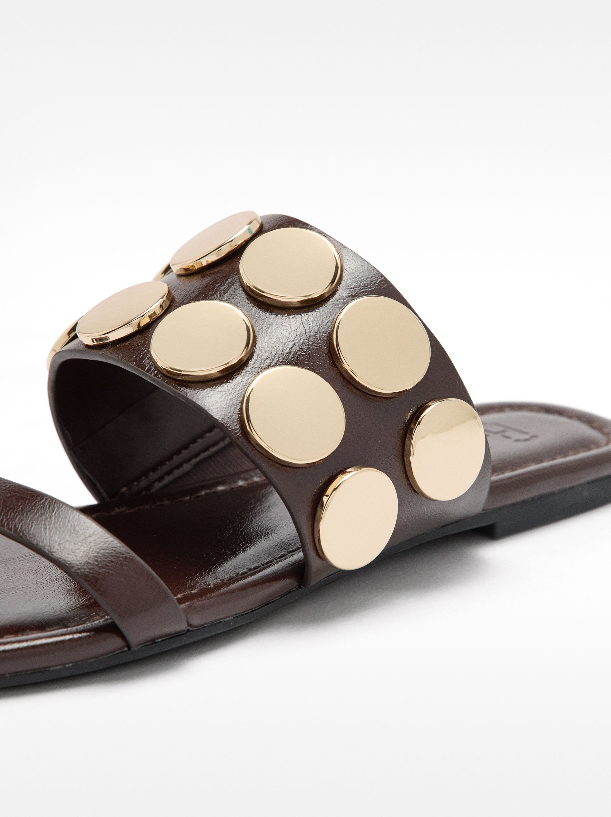 Sandalias Rasas Con Detalles Metálicos