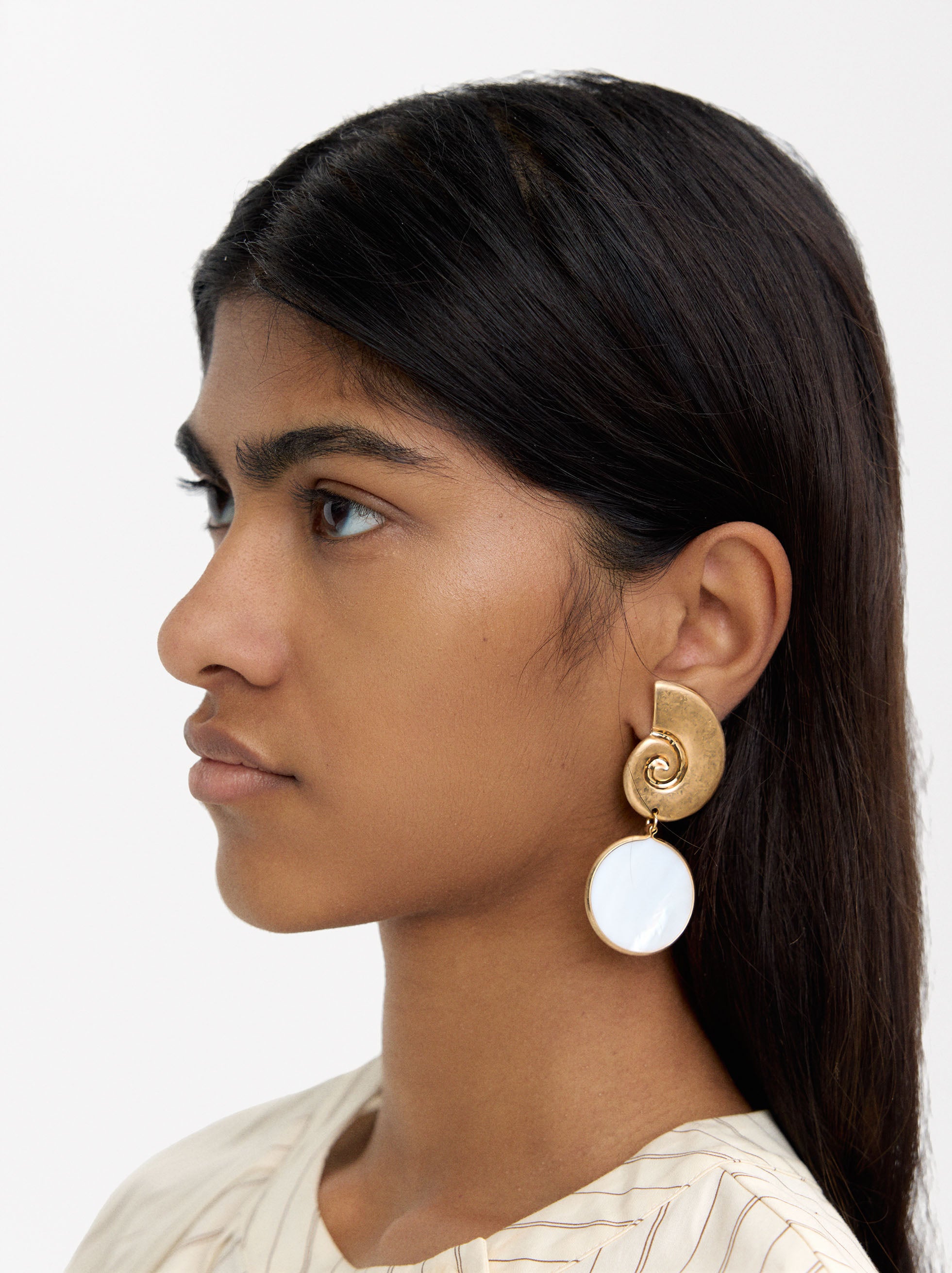 Pendientes Largos De Concha Y Círculo