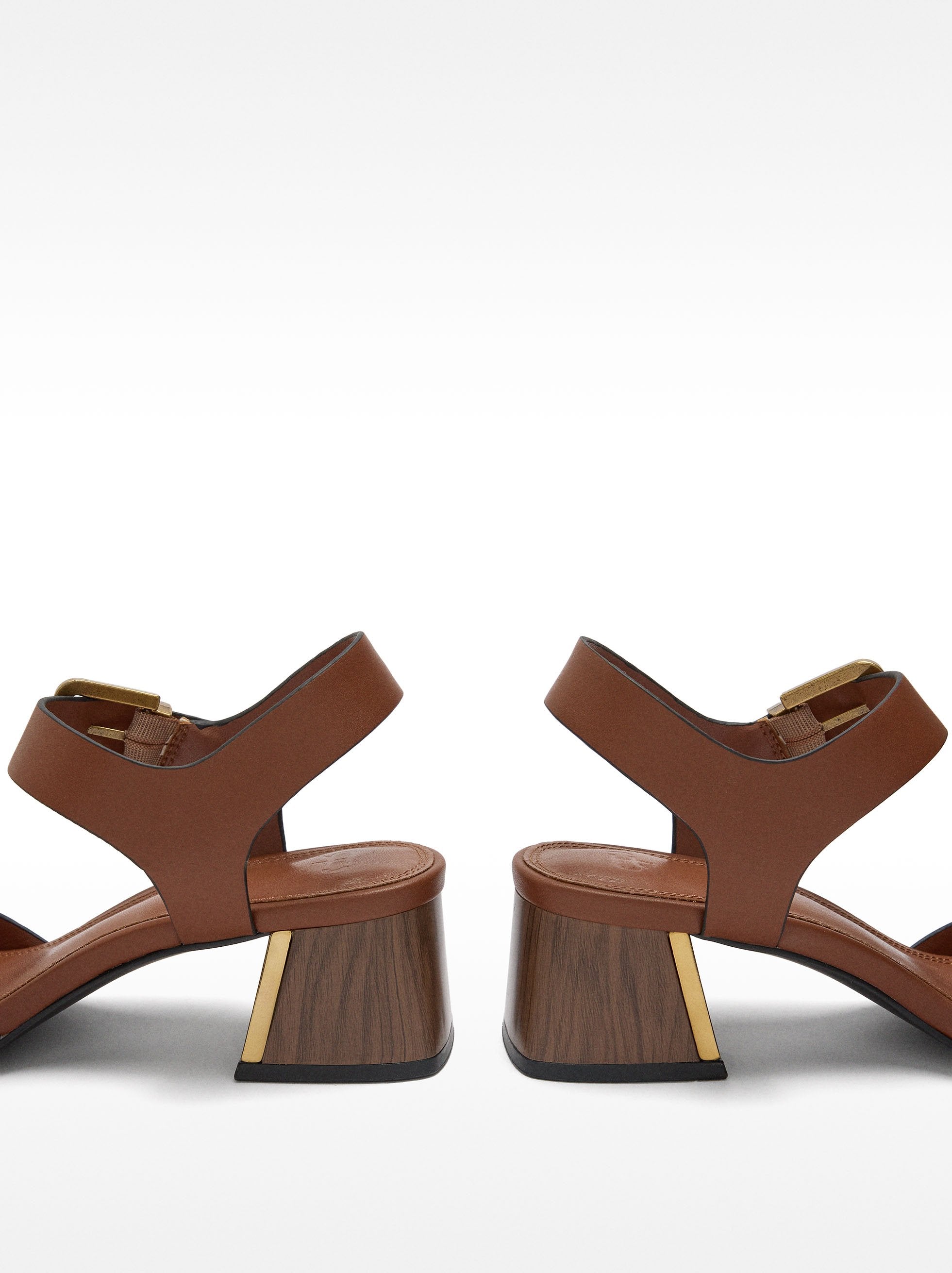 Sandalia De Tacón Con Tira