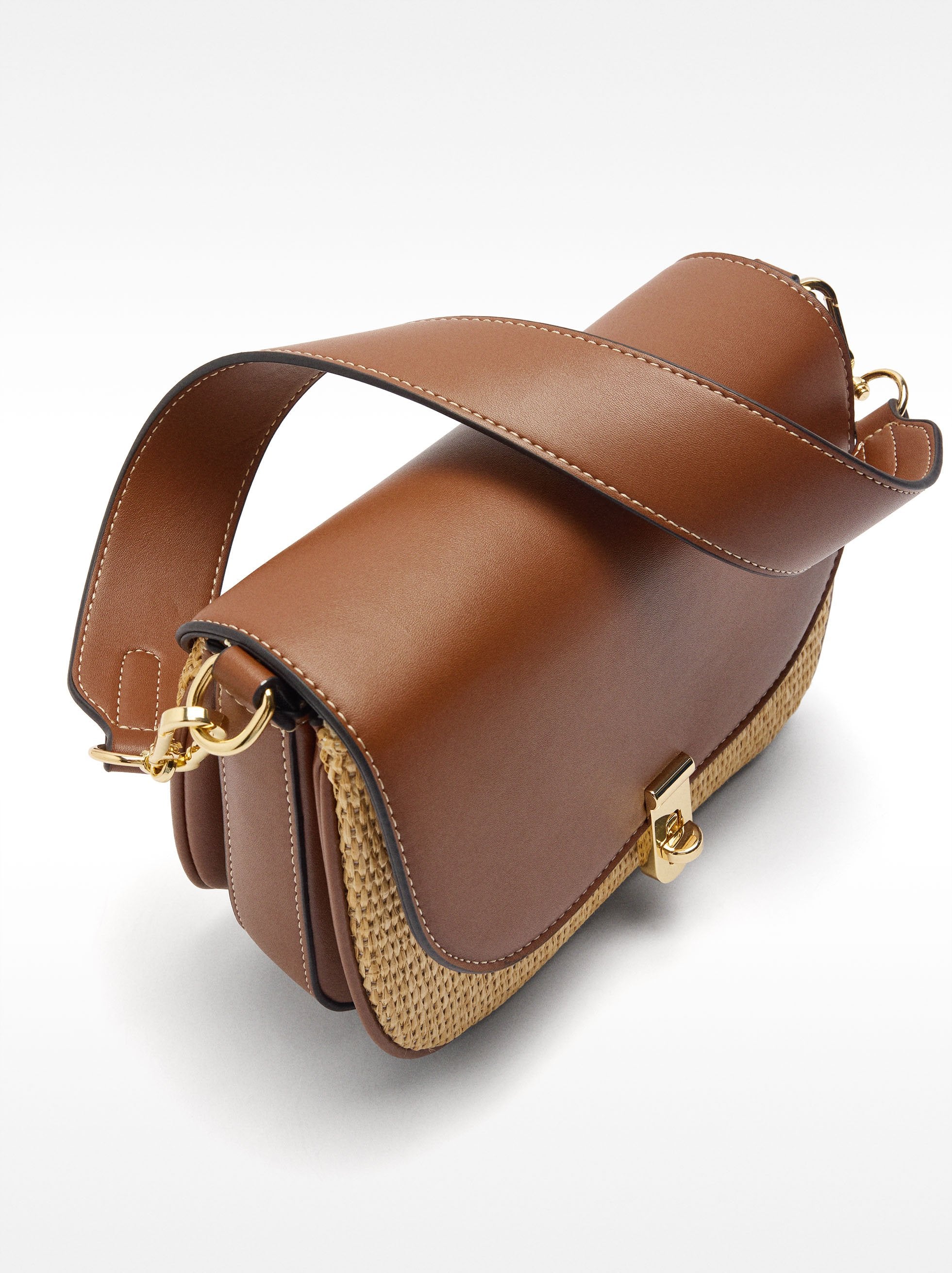 Bolso Bandolera Efecto Rafia Con Solapa