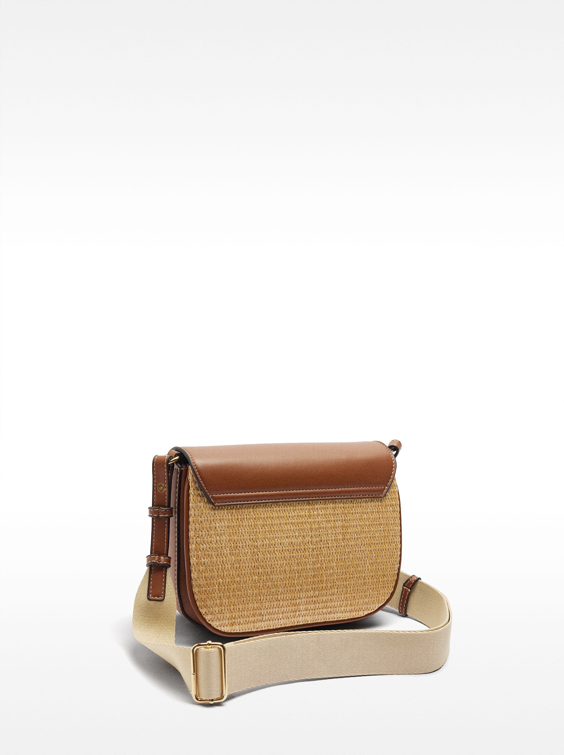 Bolso Bandolera Efecto Rafia Con Solapa