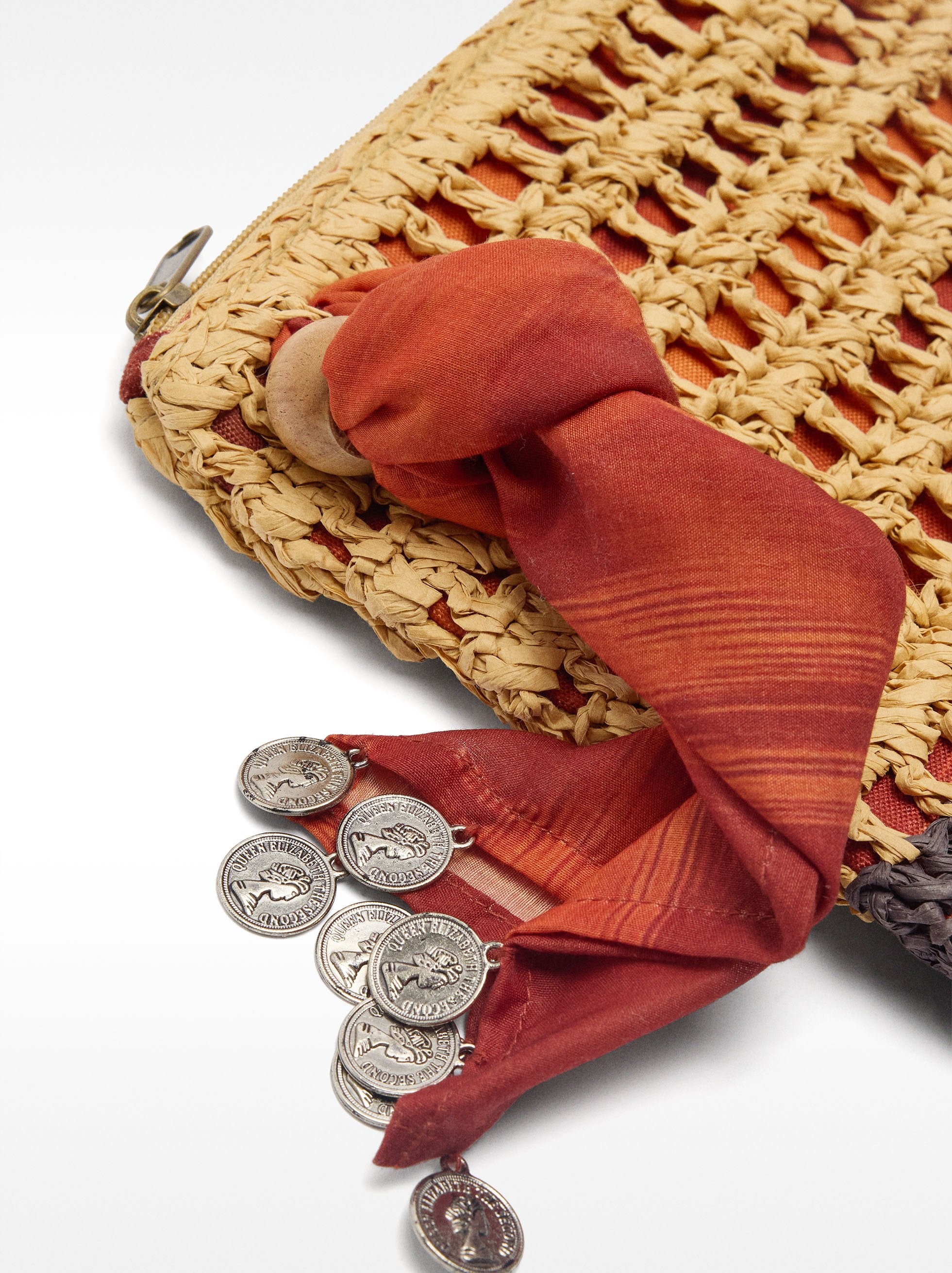 Bolso De Mano De Efecto Rafia Con Colgante