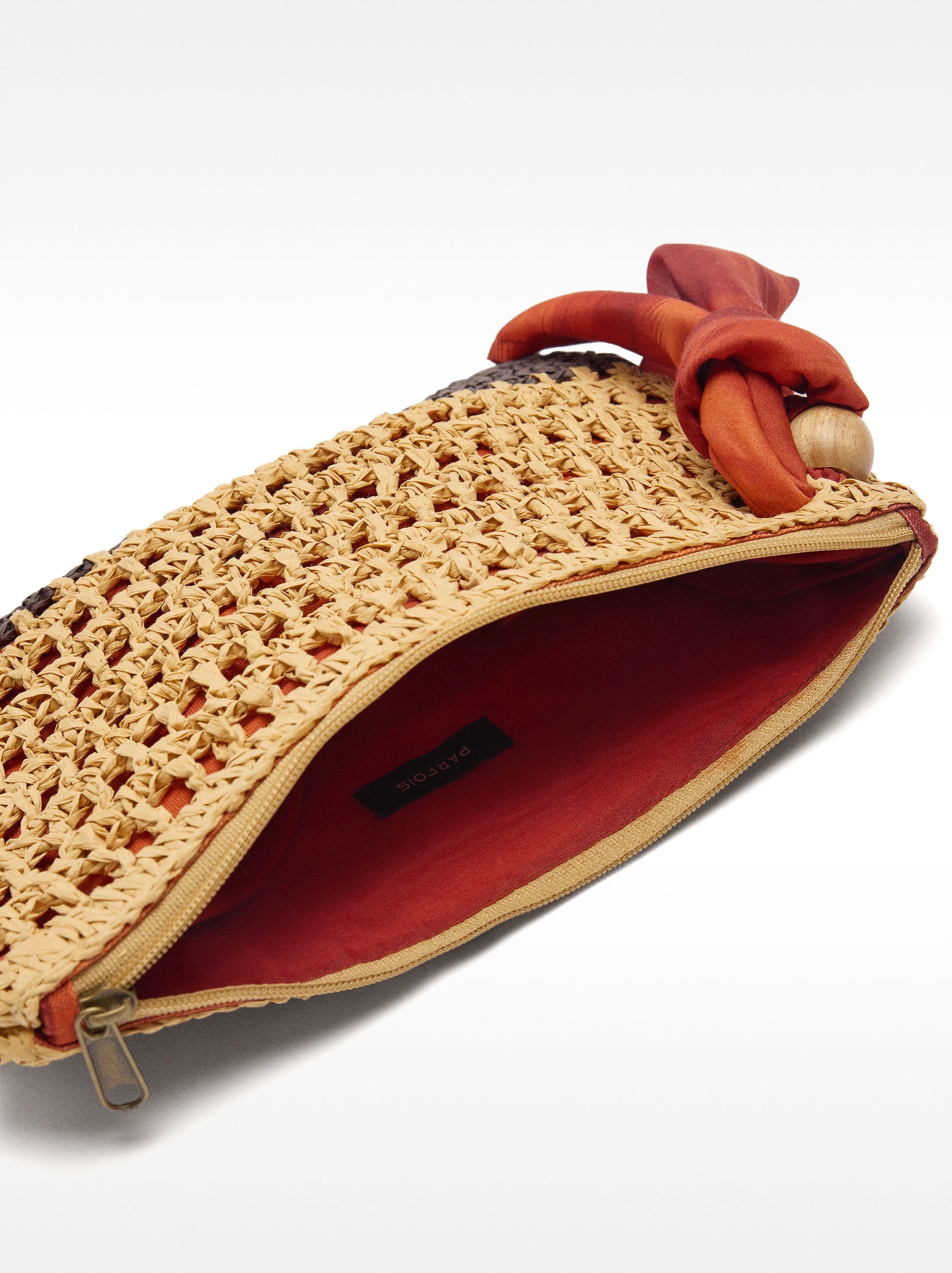 Bolso De Mano De Efecto Rafia Con Colgante