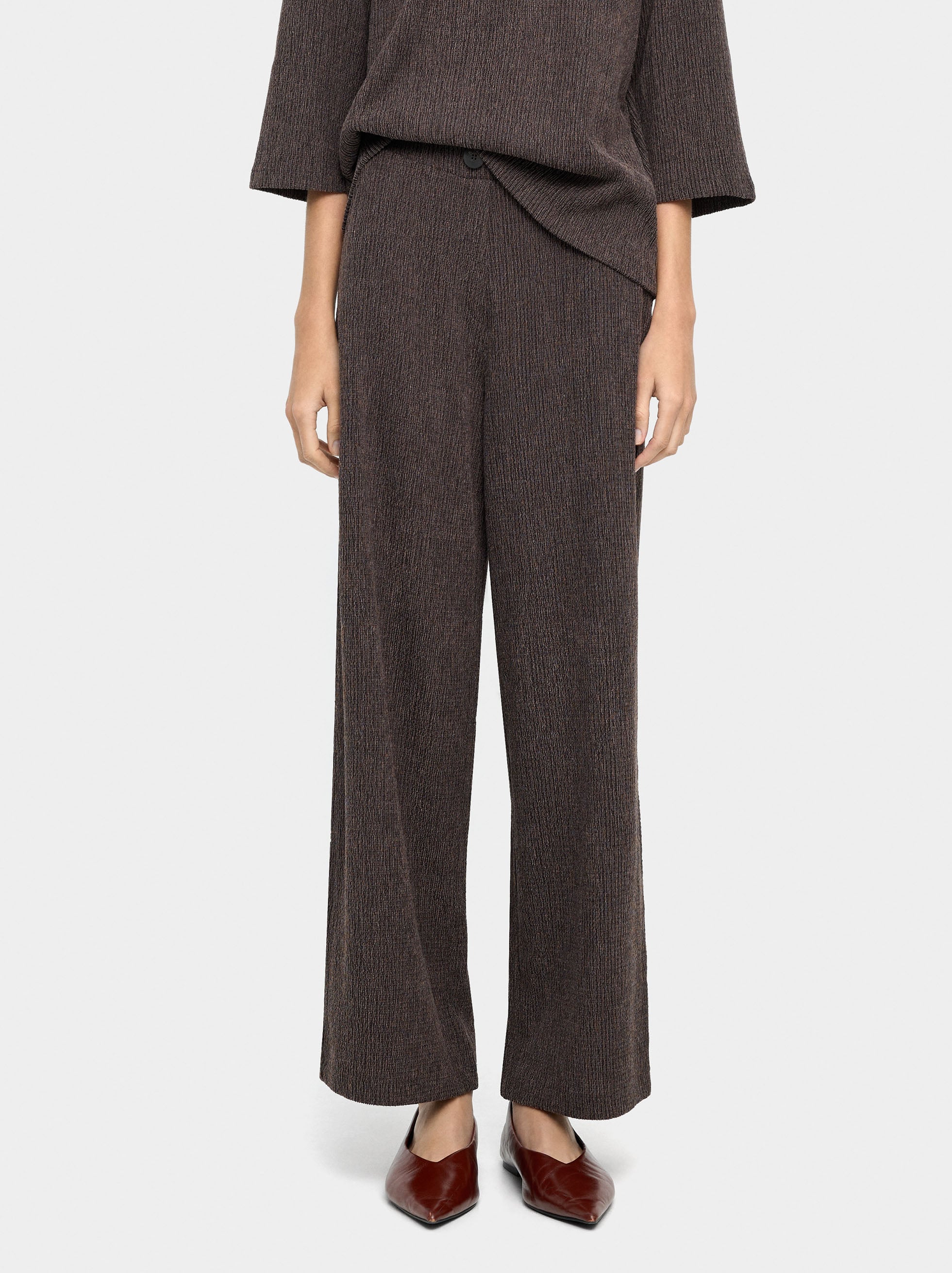 Pantalón Con Bolsillos Y Textura