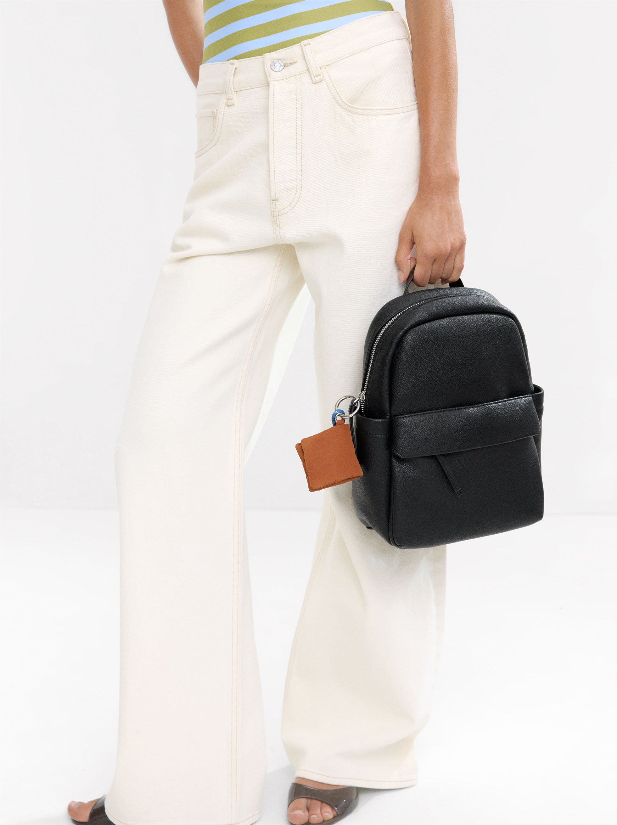 Mochila Básica Con Colgante