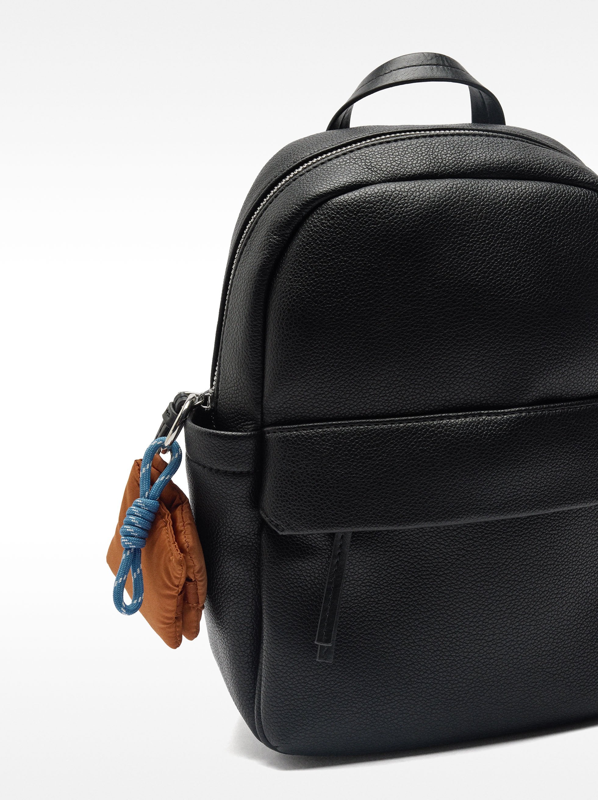 Mochila Básica Con Colgante