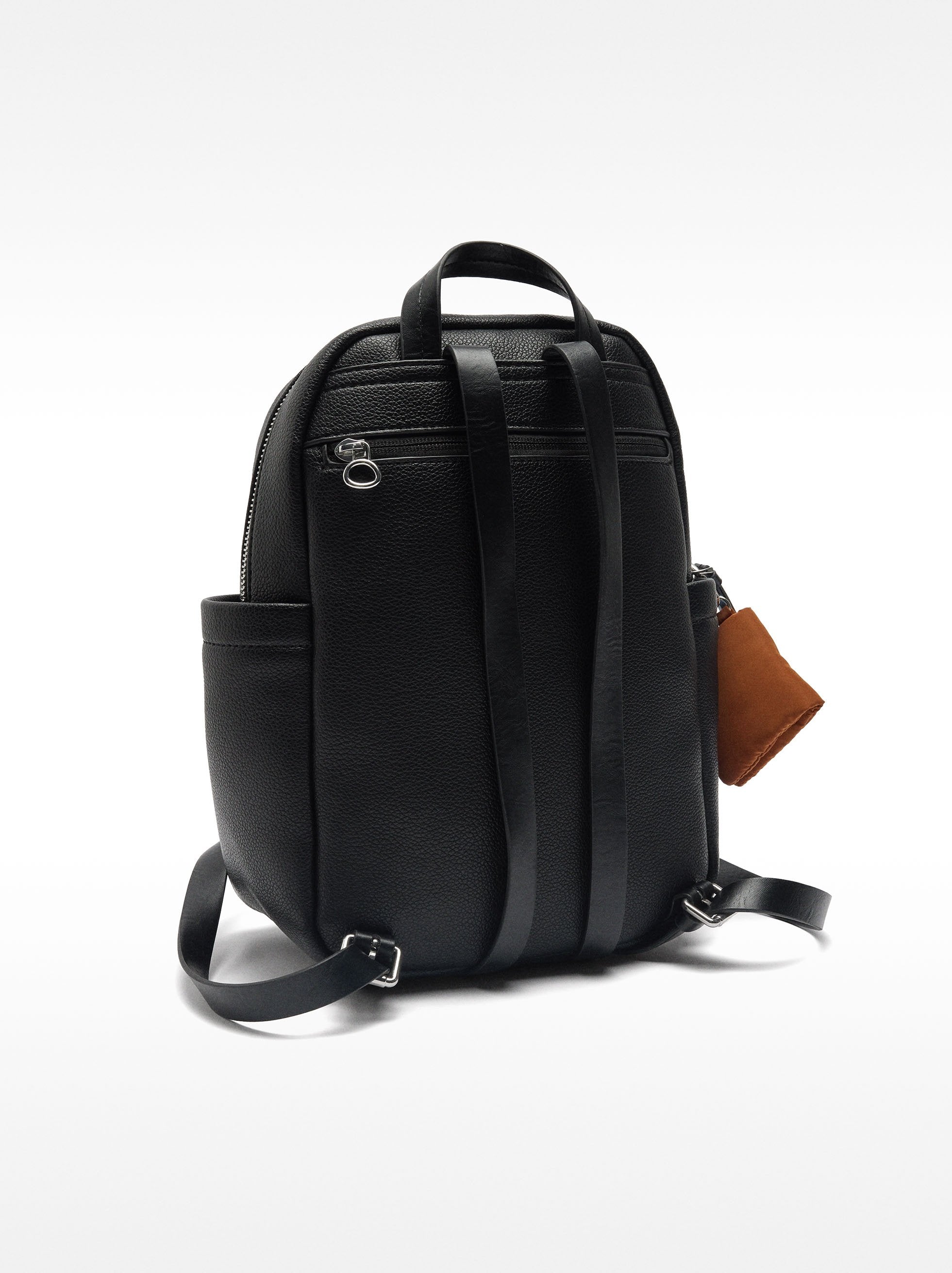 Mochila Básica Con Colgante