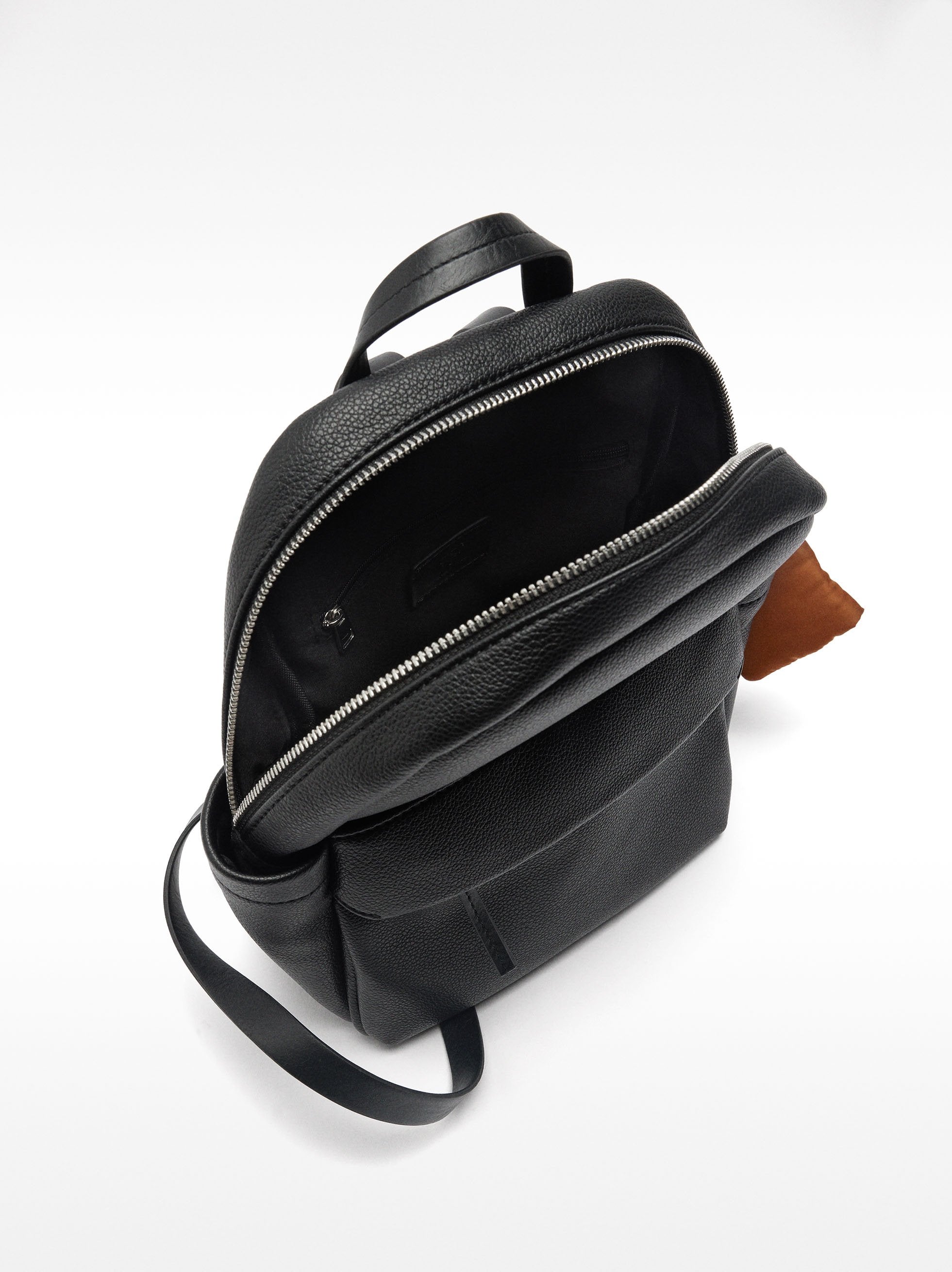 Mochila Básica Con Colgante