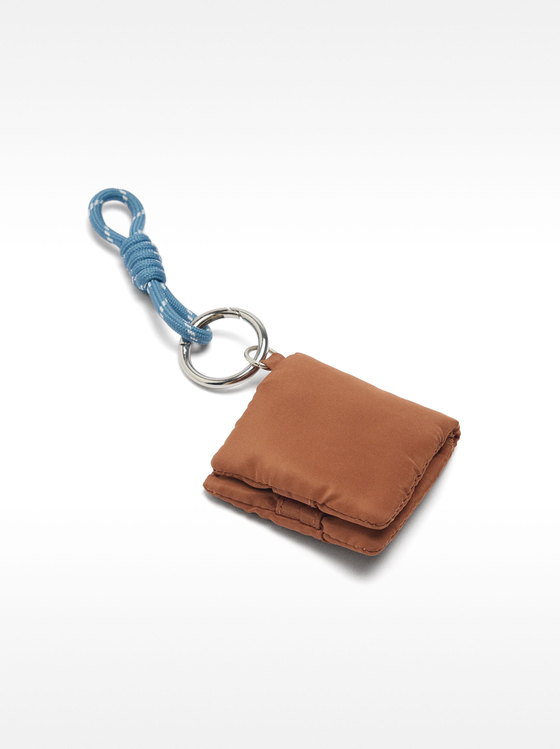 Mochila Básica Con Colgante