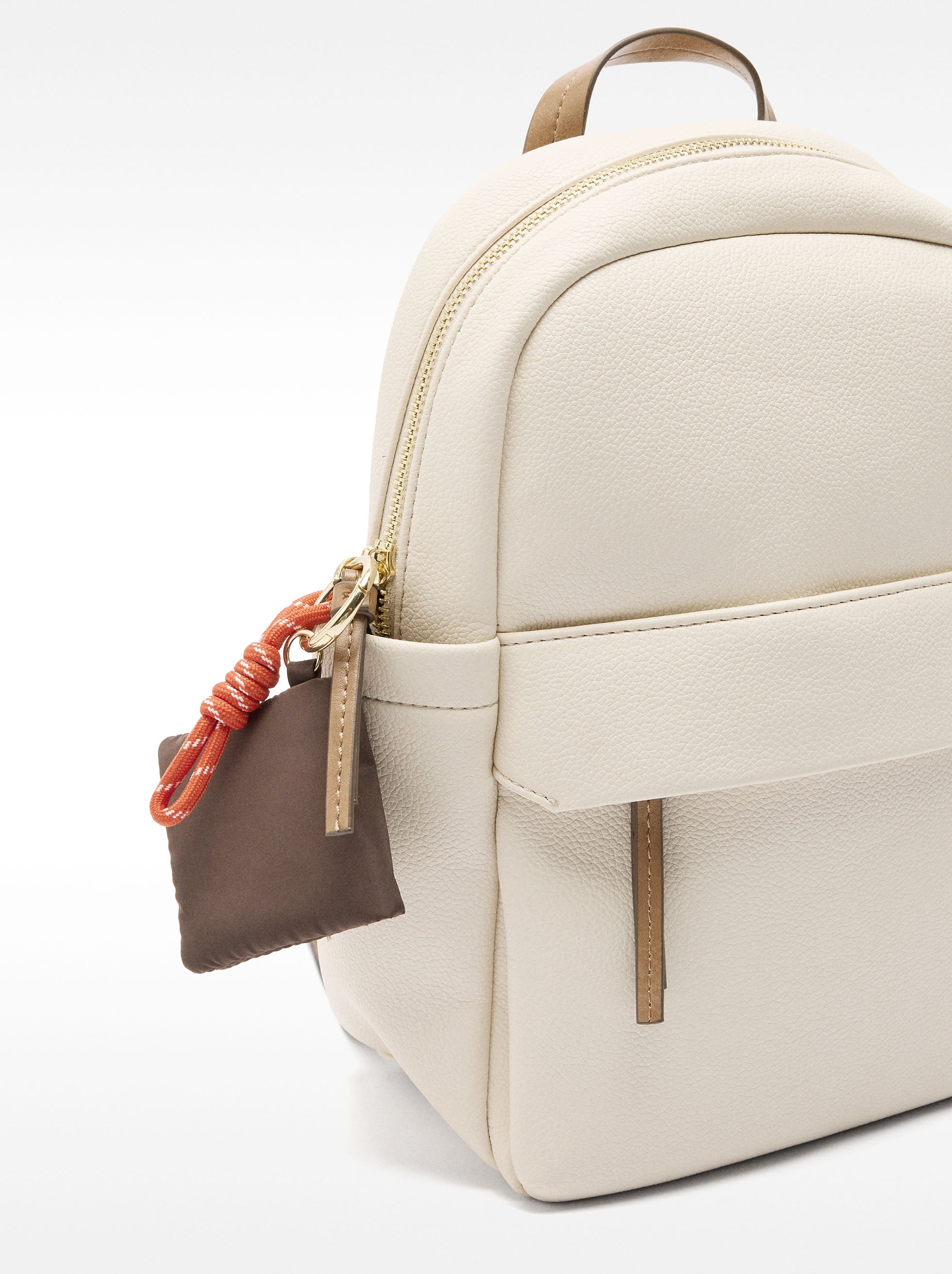 Mochila Básica Con Colgante