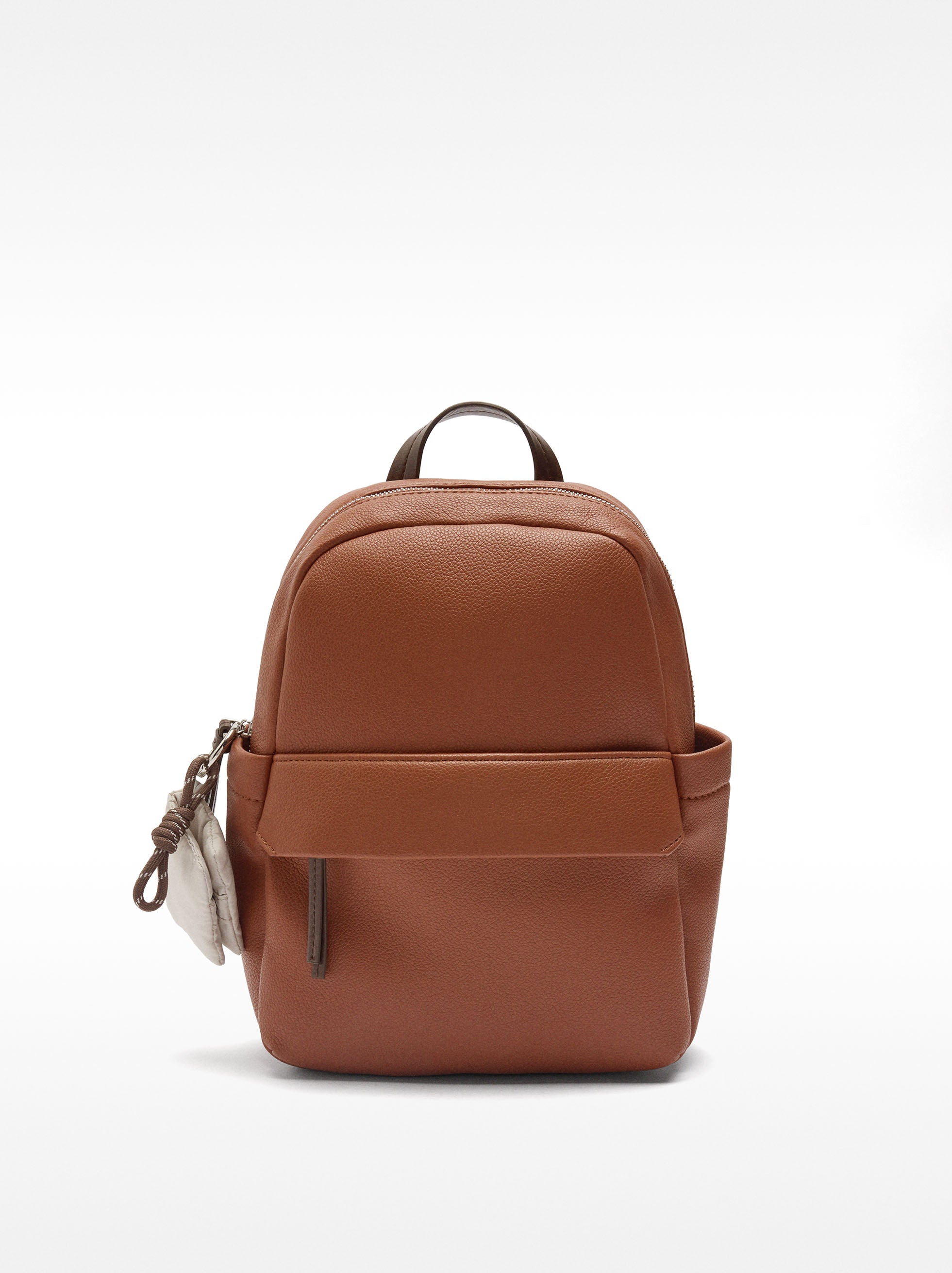 Mochila Básica Con Colgante