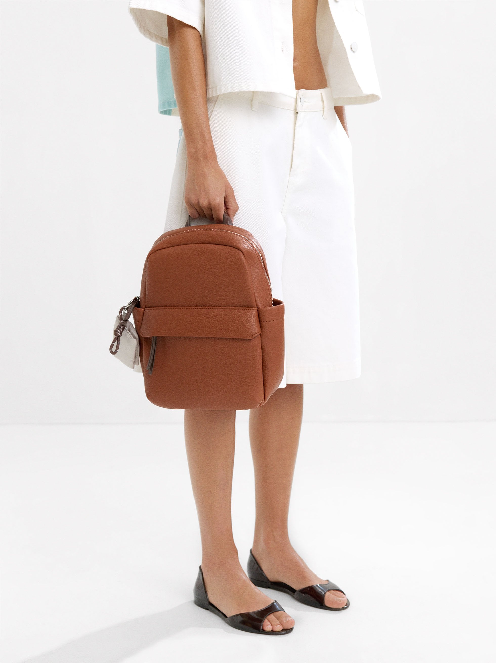 Mochila Básica Con Colgante