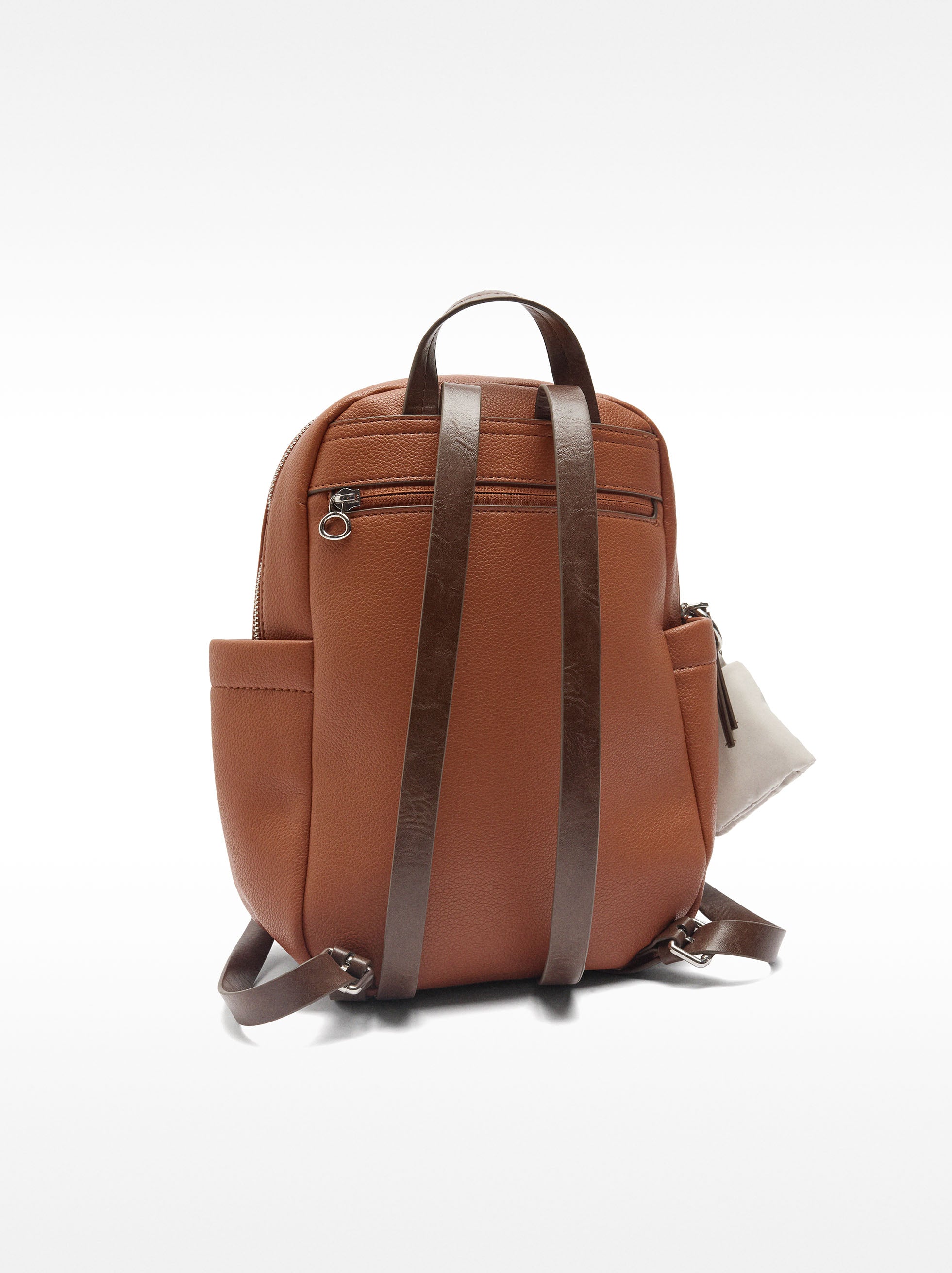 Mochila Básica Con Colgante