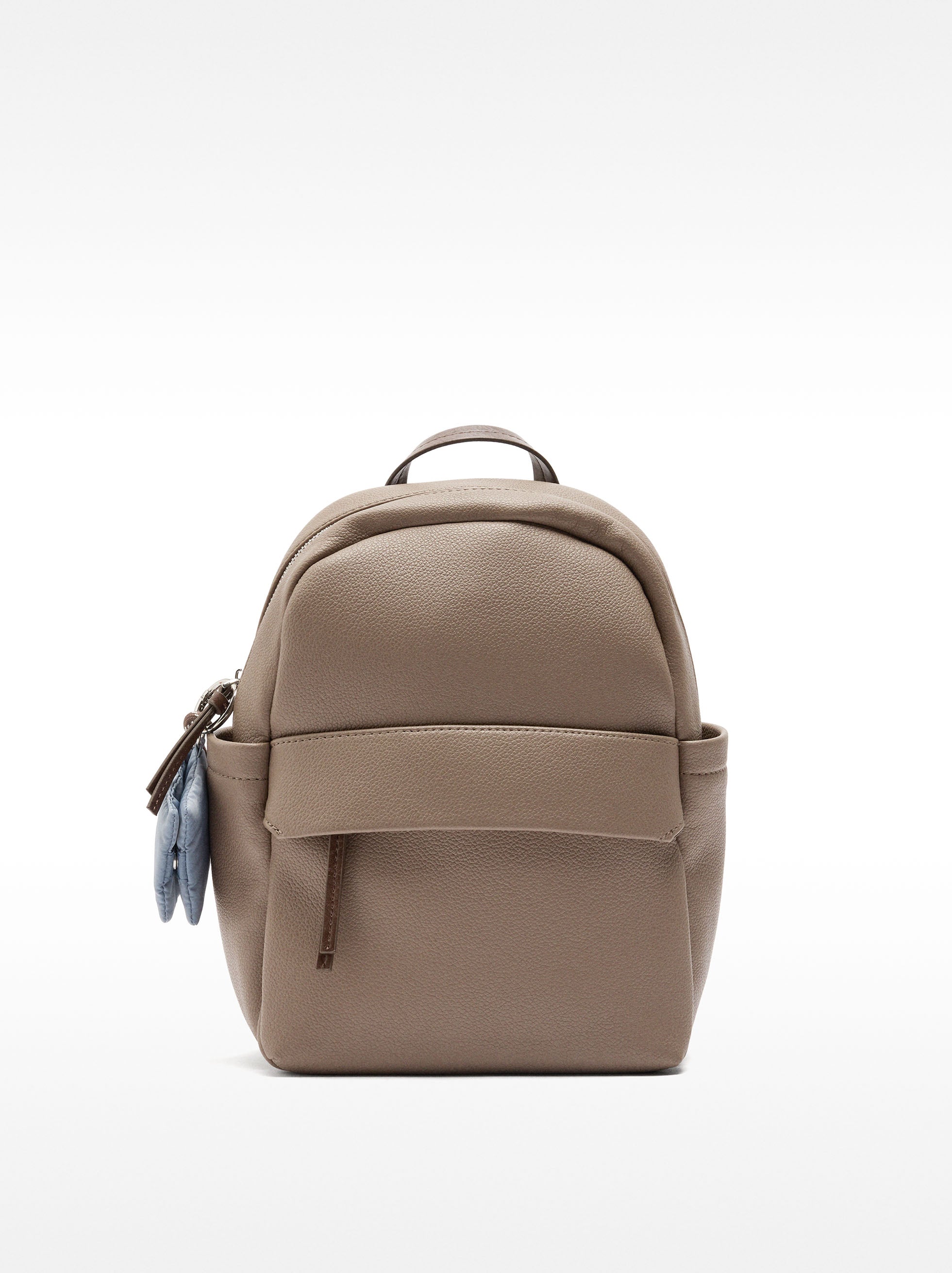 Mochila Básica Con Colgante