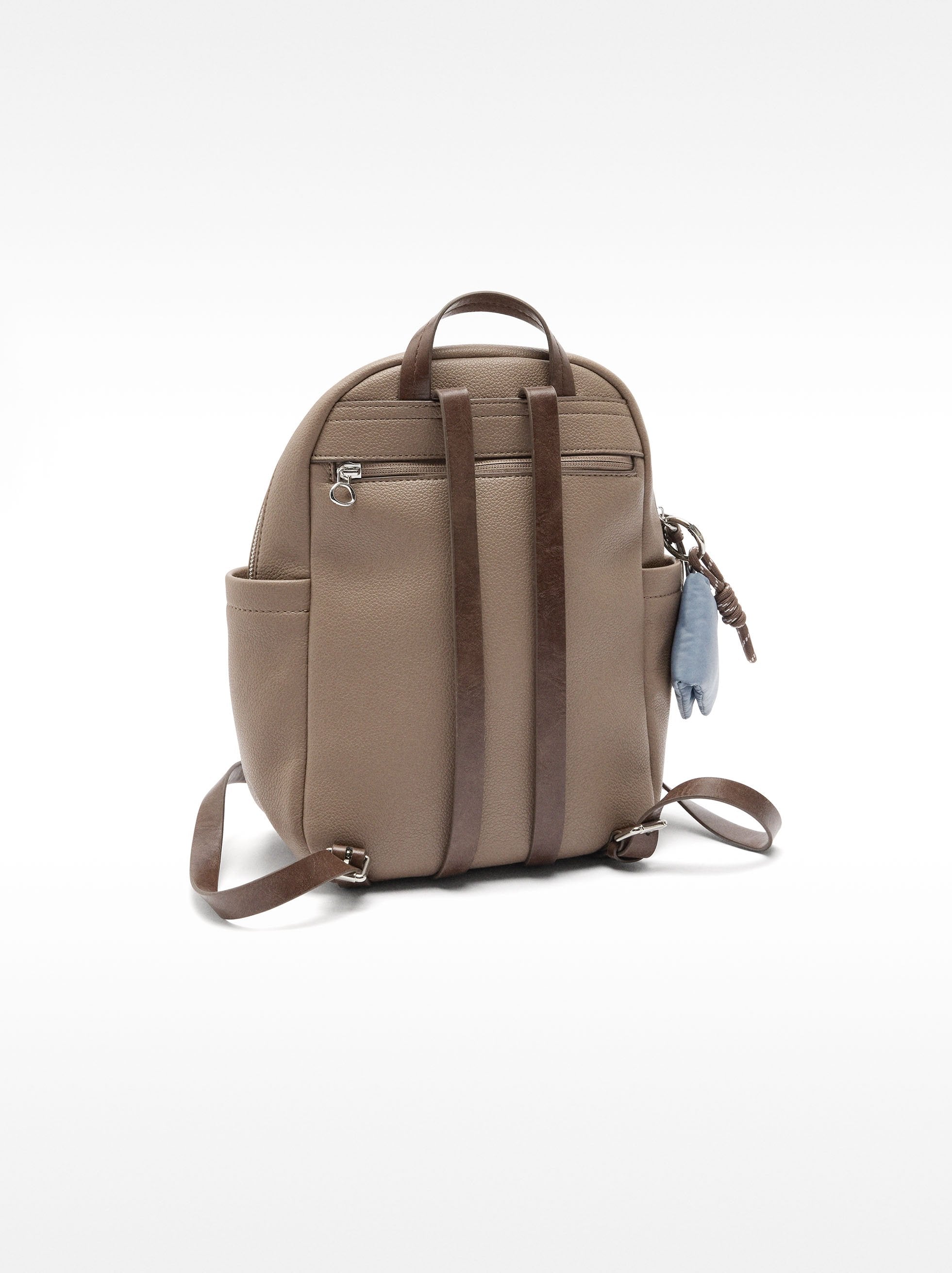 Mochila Básica Con Colgante