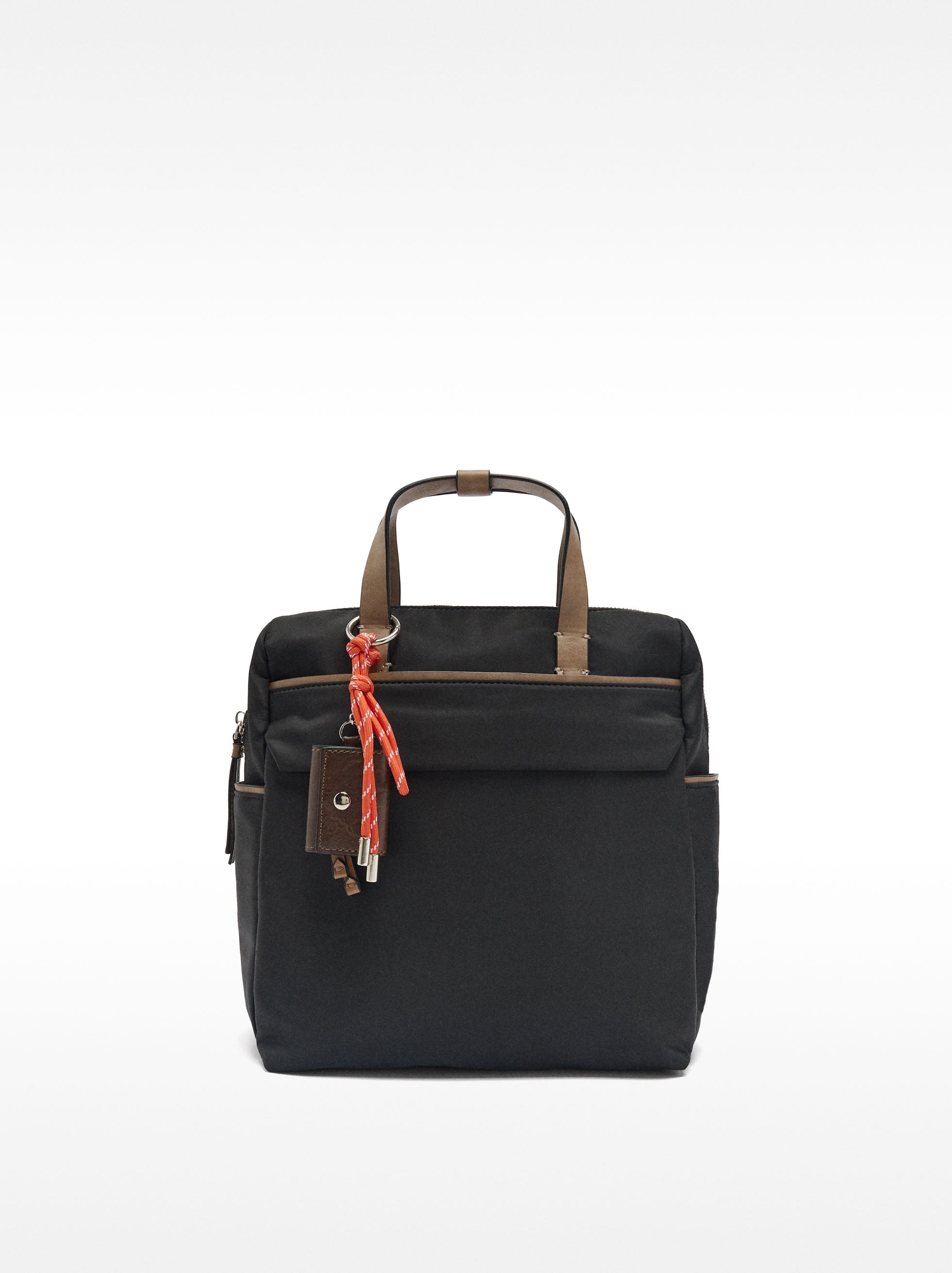 Mochila De Nylon Con Colgante