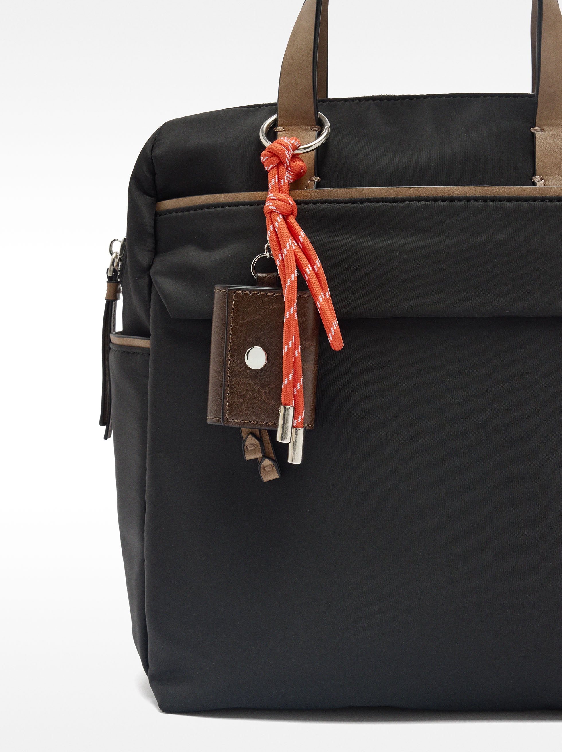 Mochila De Nylon Con Colgante