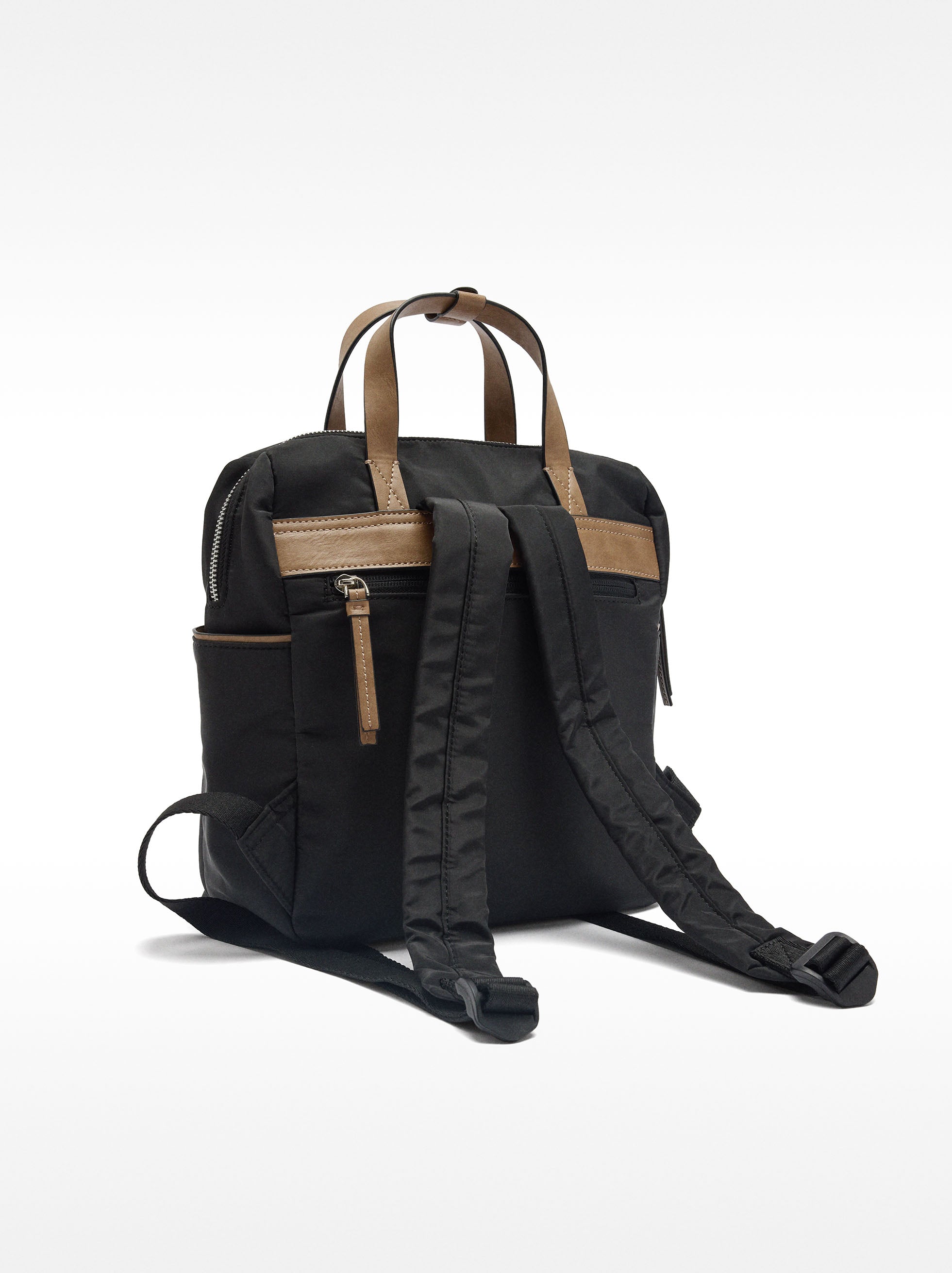 Mochila De Nylon Con Colgante