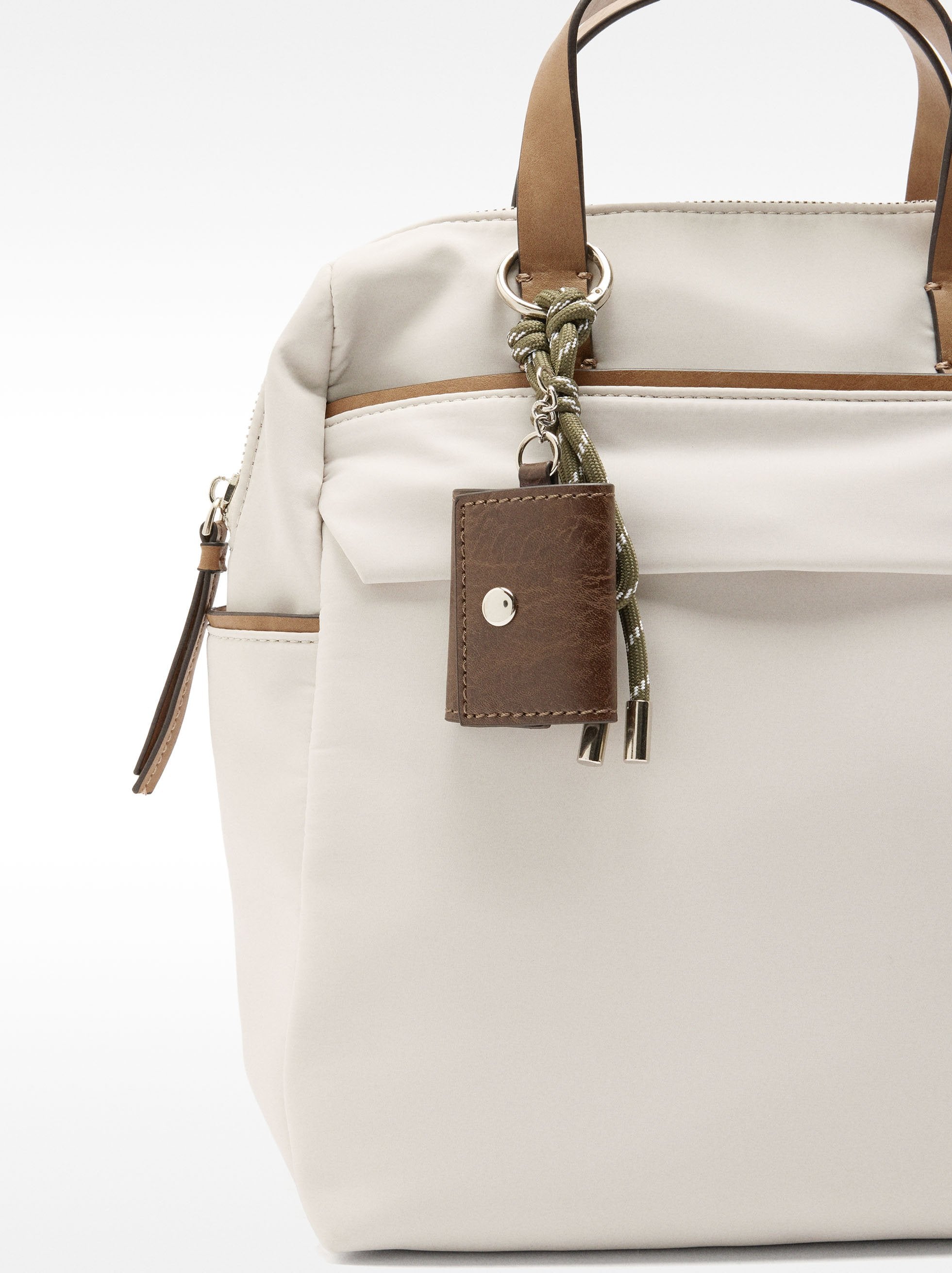 Mochila De Nylon Con Colgante