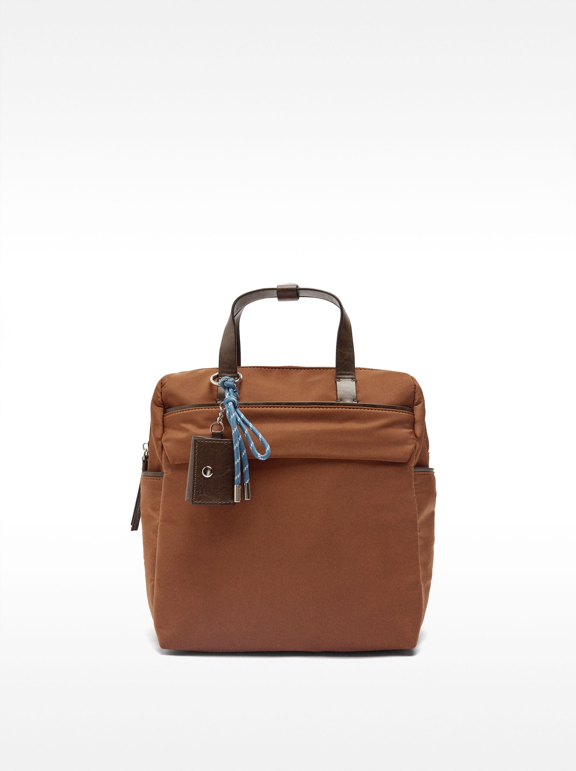 Mochila De Nylon Con Colgante