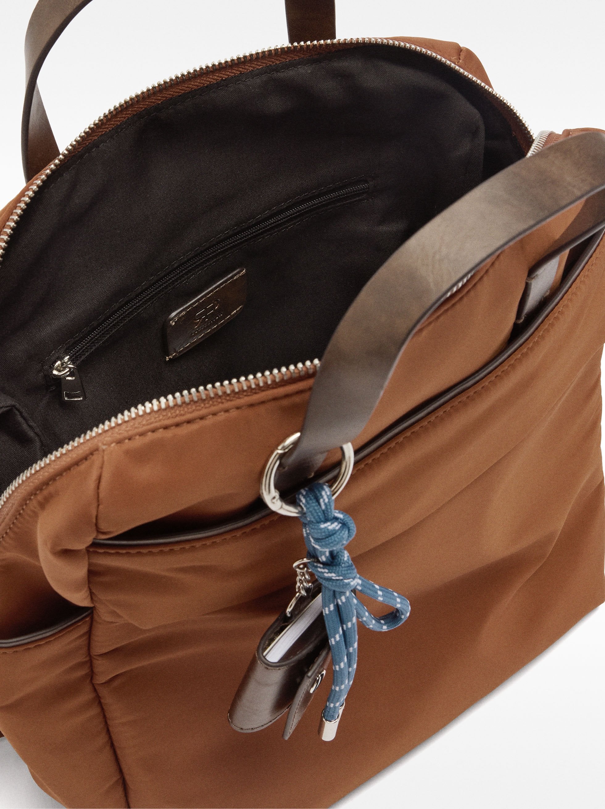 Mochila De Nylon Con Colgante