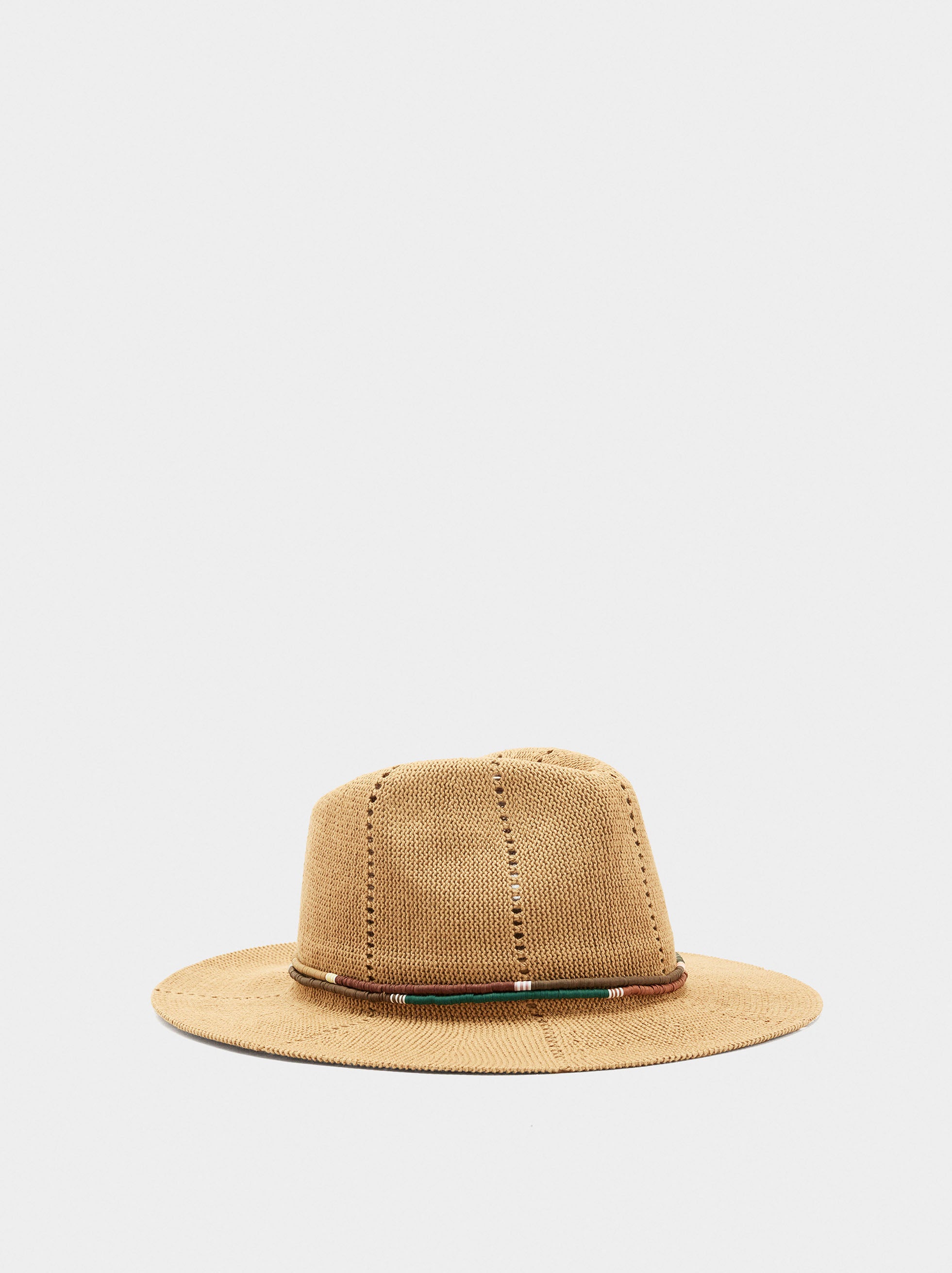 Sombrero De Punto Con Detalle De Cuentas