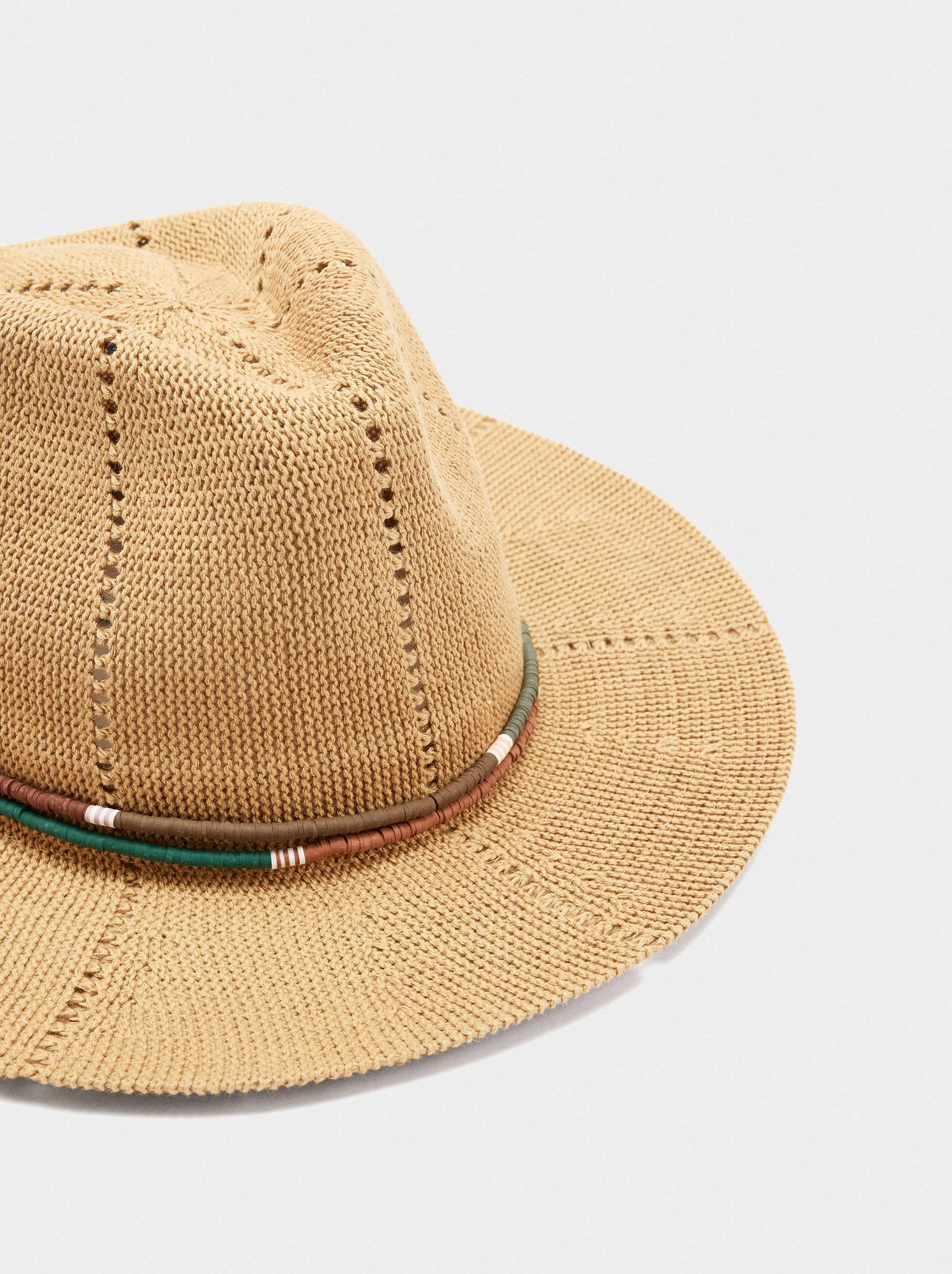 Sombrero De Punto Con Detalle De Cuentas