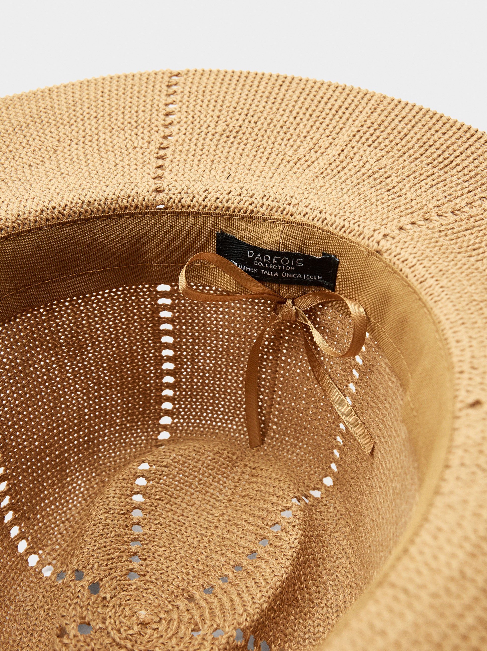 Sombrero De Punto Con Detalle De Cuentas