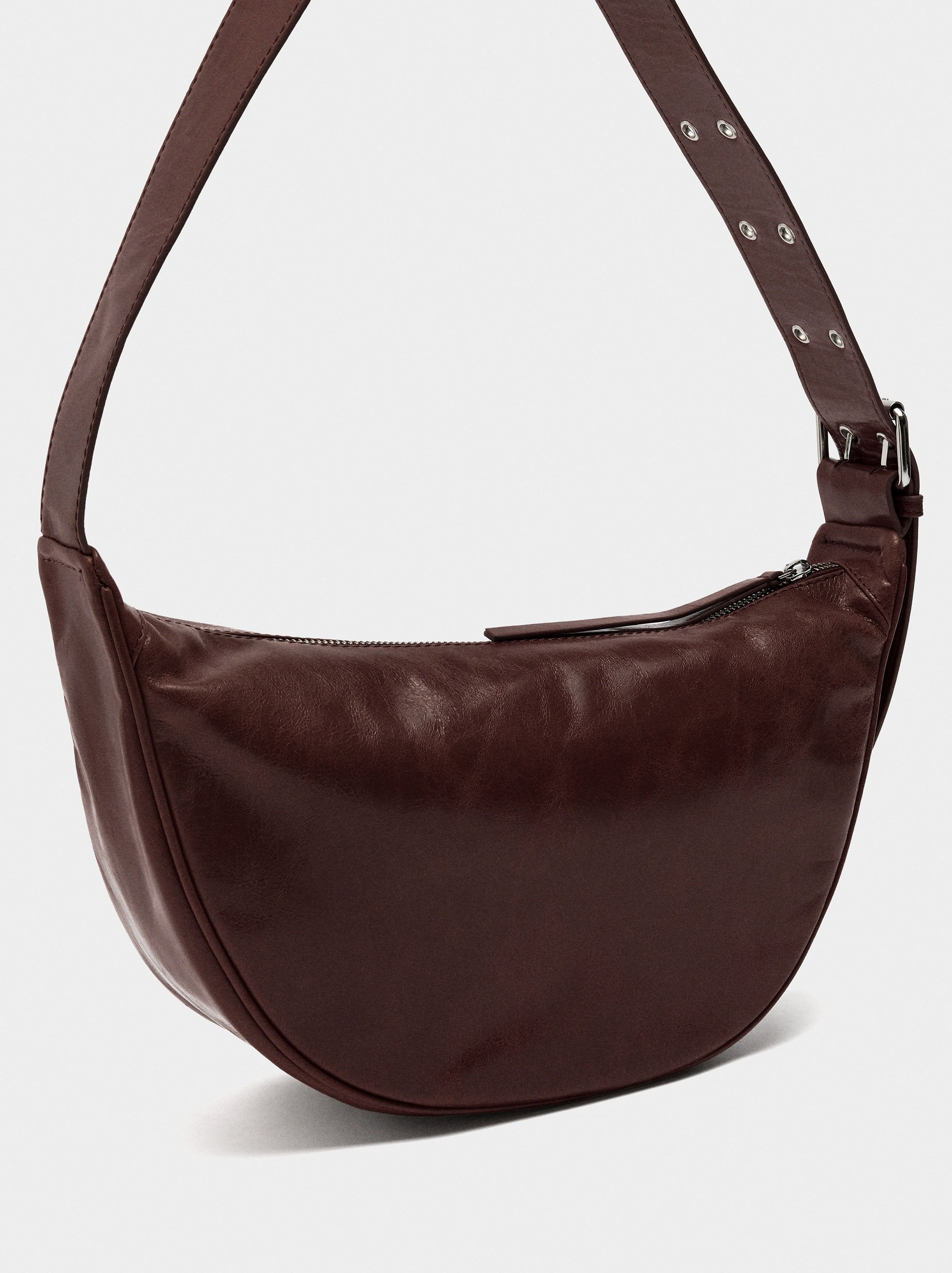 Bolso Hobo De Piel Con Tachuelas