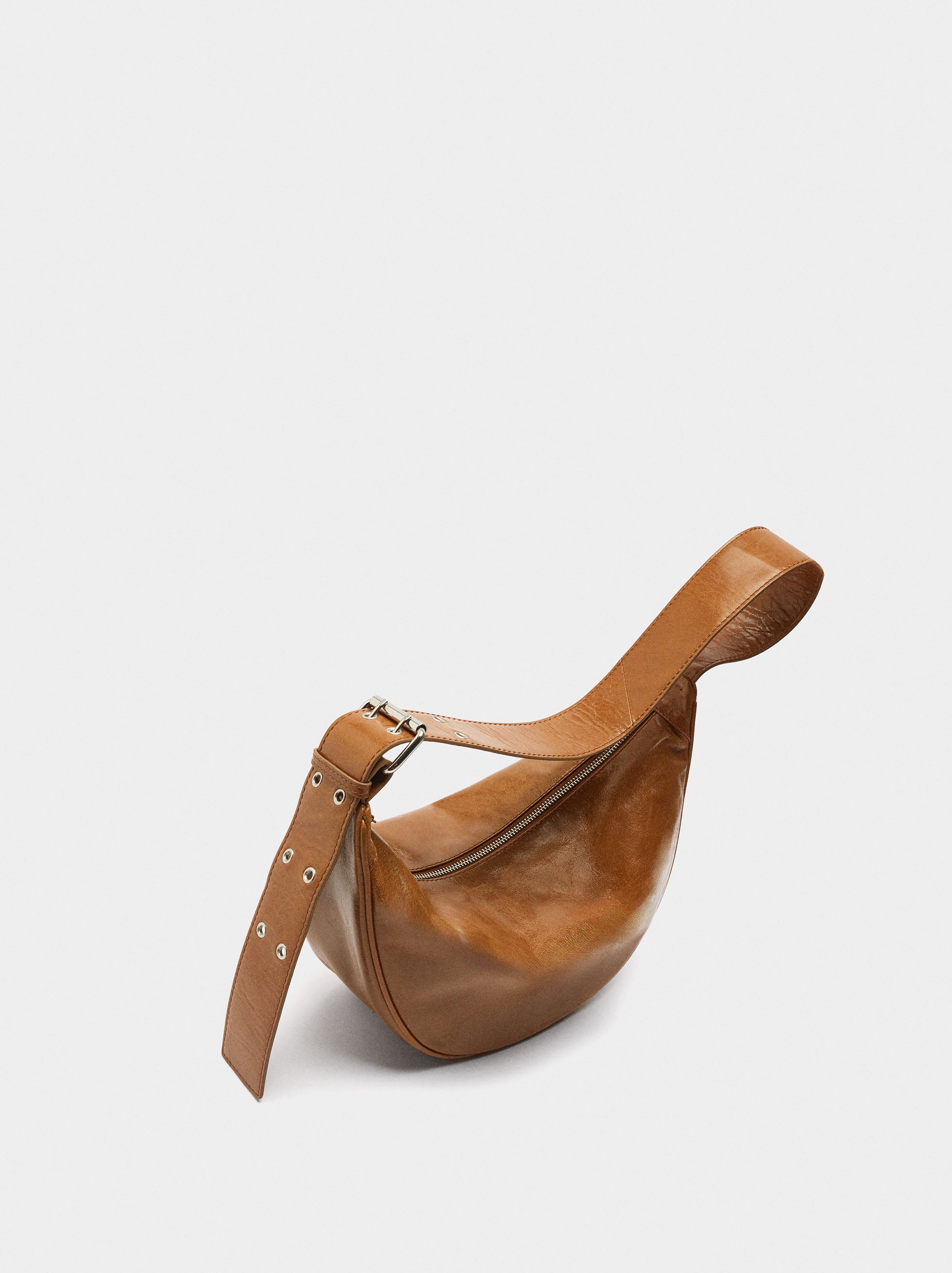 Bolso Hobo De Piel Con Tachuelas