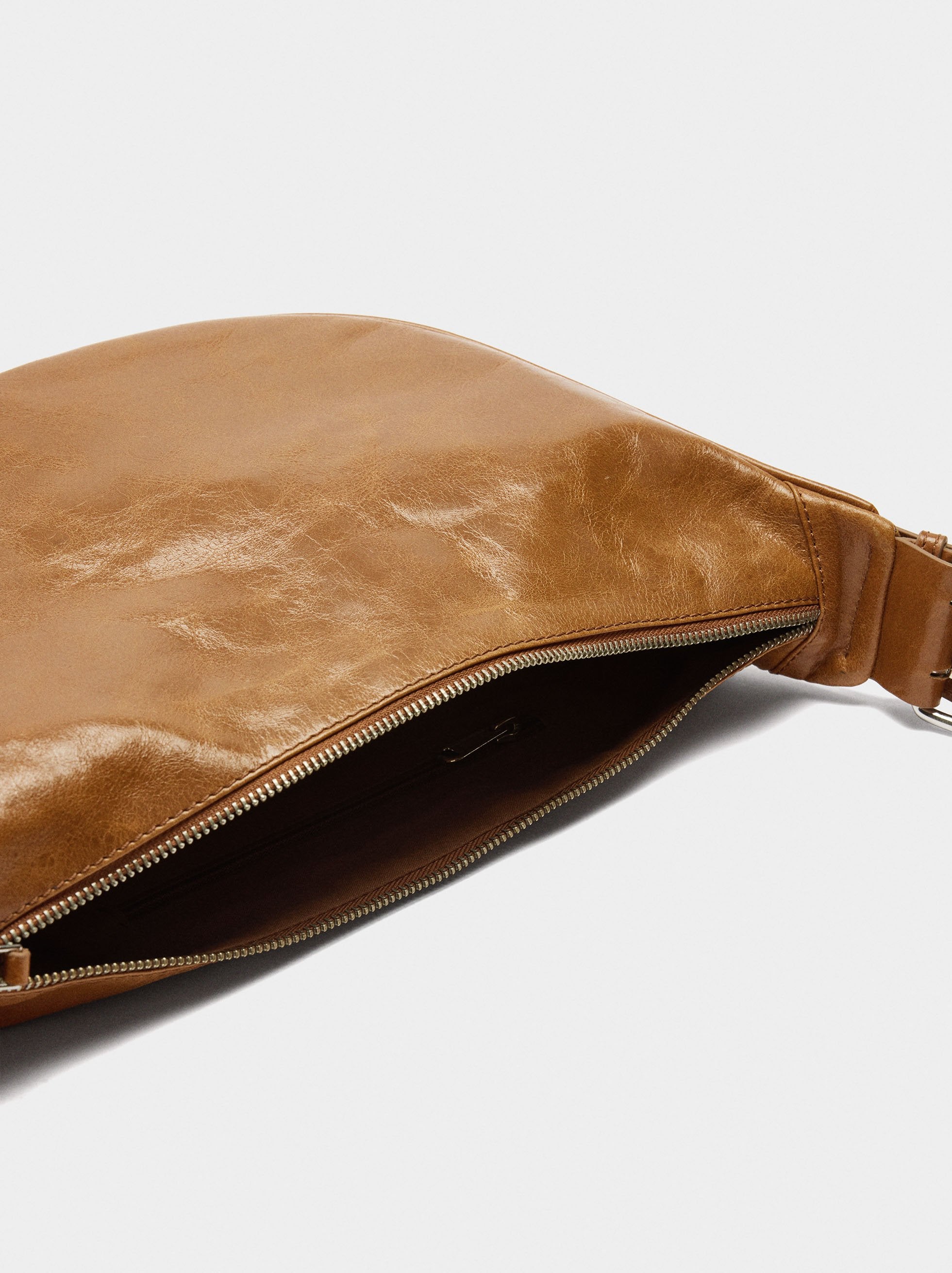 Bolso Hobo De Piel Con Tachuelas