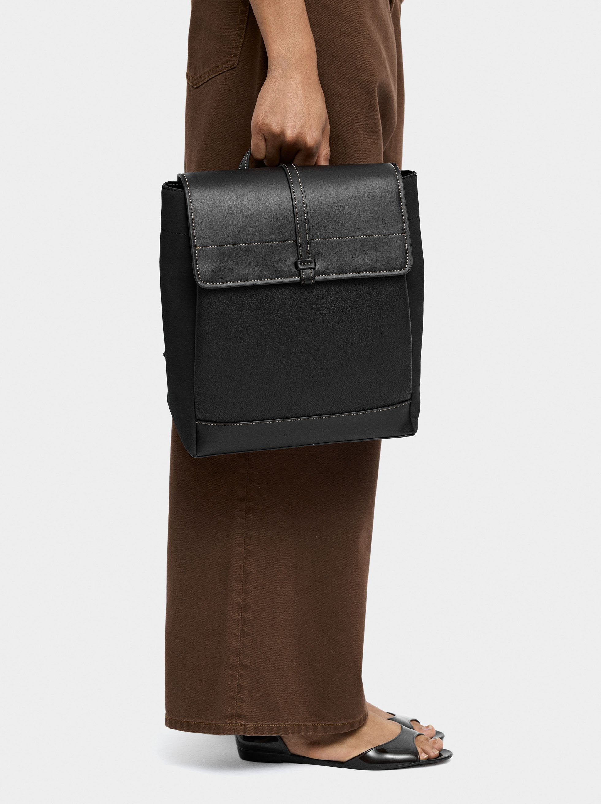 Mochila Efecto Piel Con Solapa