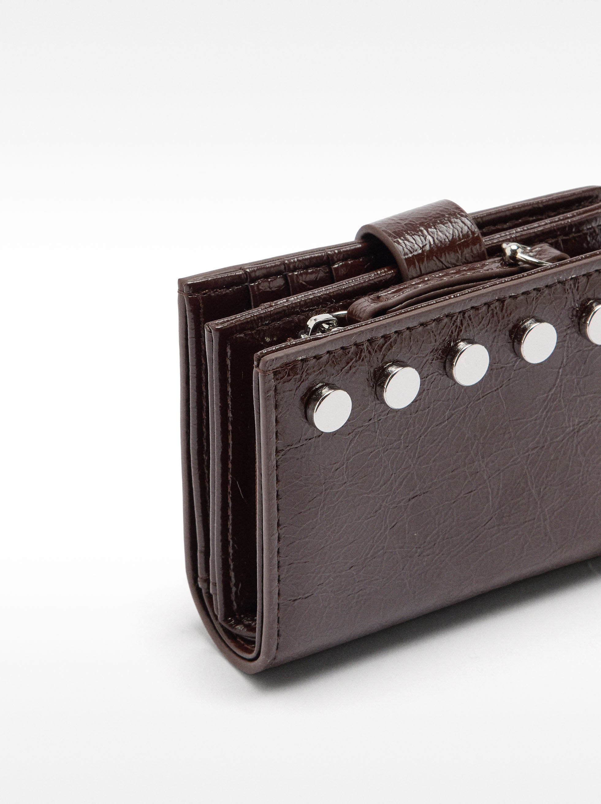 Cartera De Efecto Craquelado Con Tachuelas