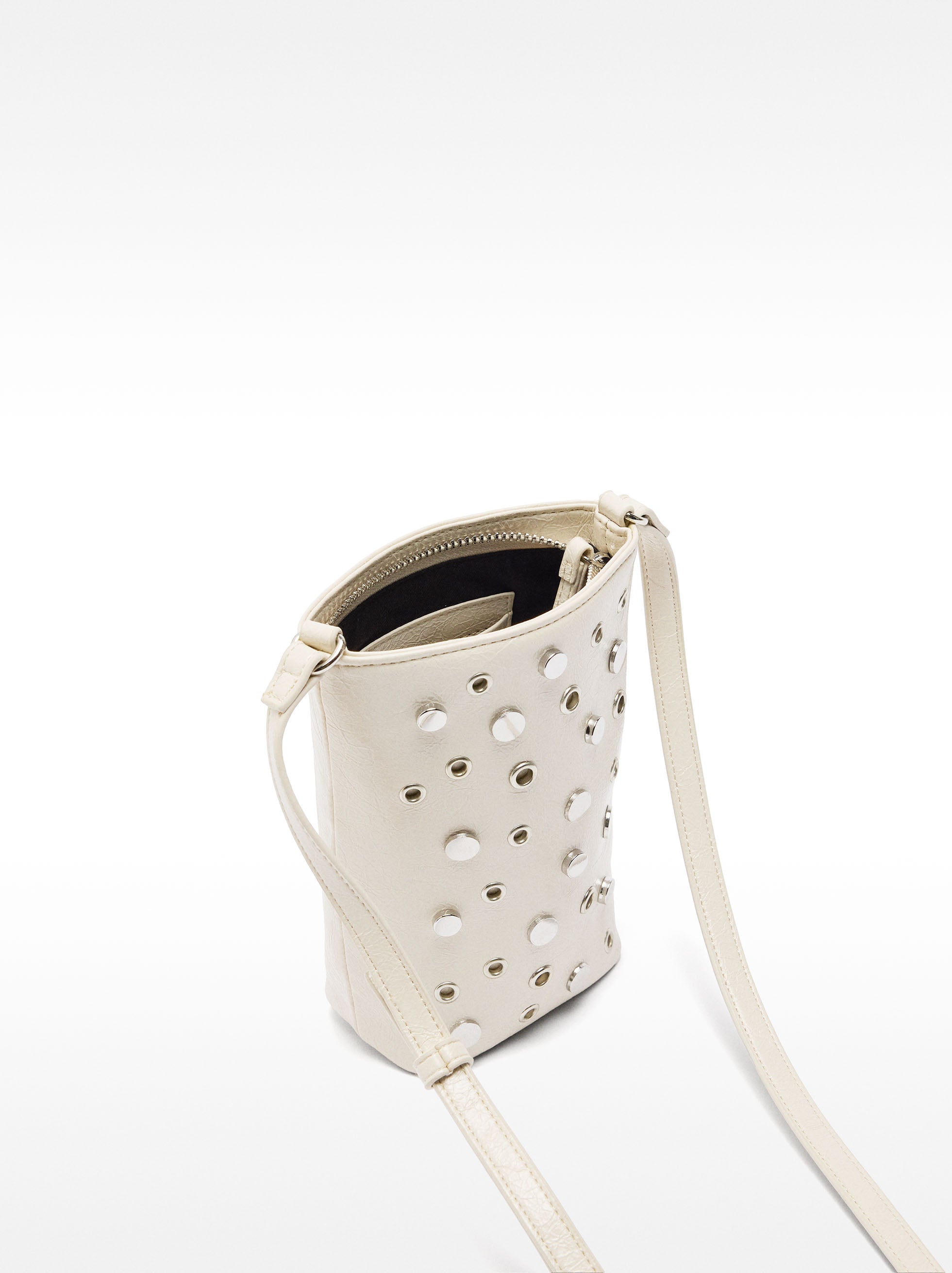 Bolsa Para Móvil Con Tachuelas