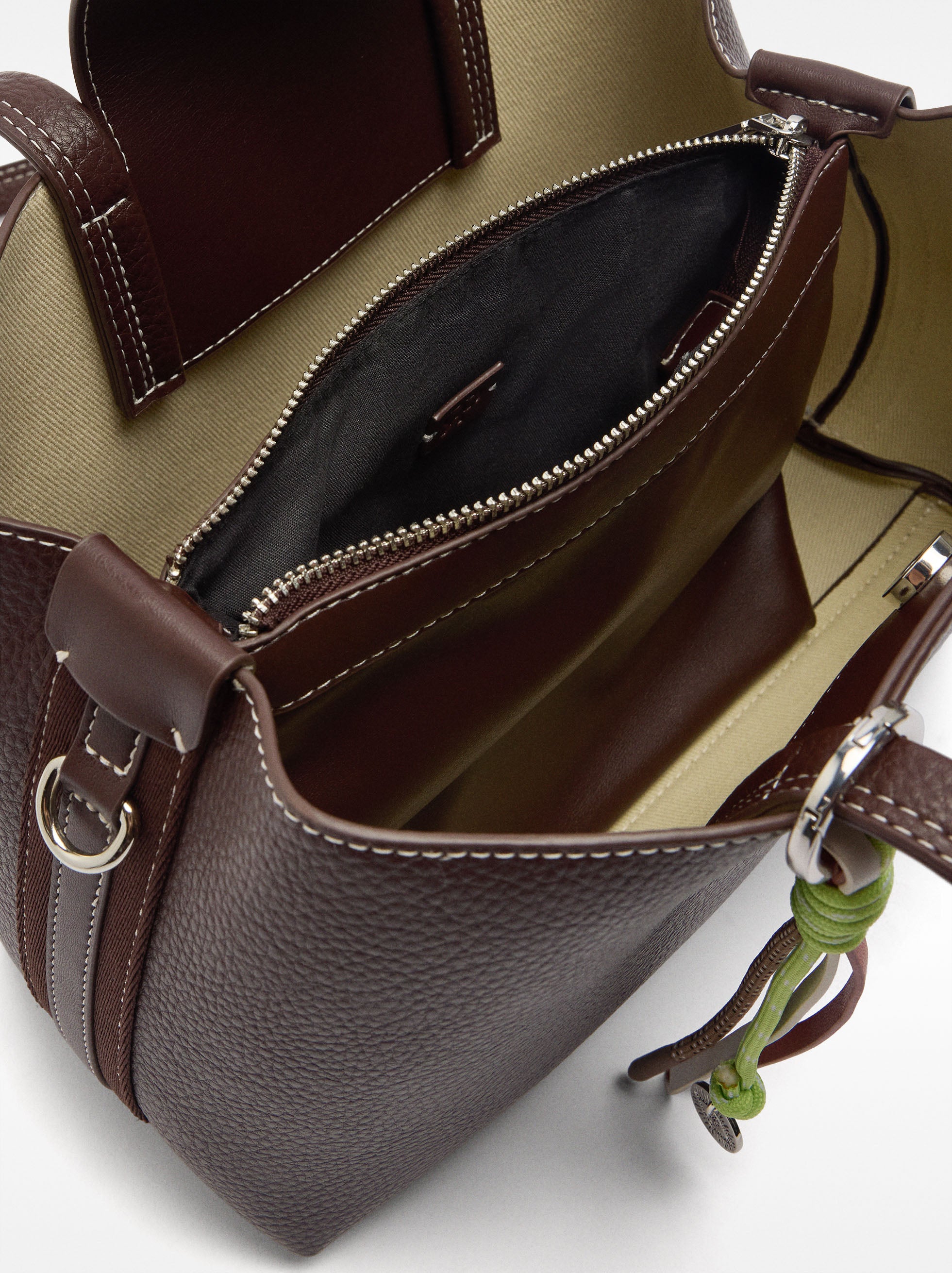 Bolso Tote Con Colgante